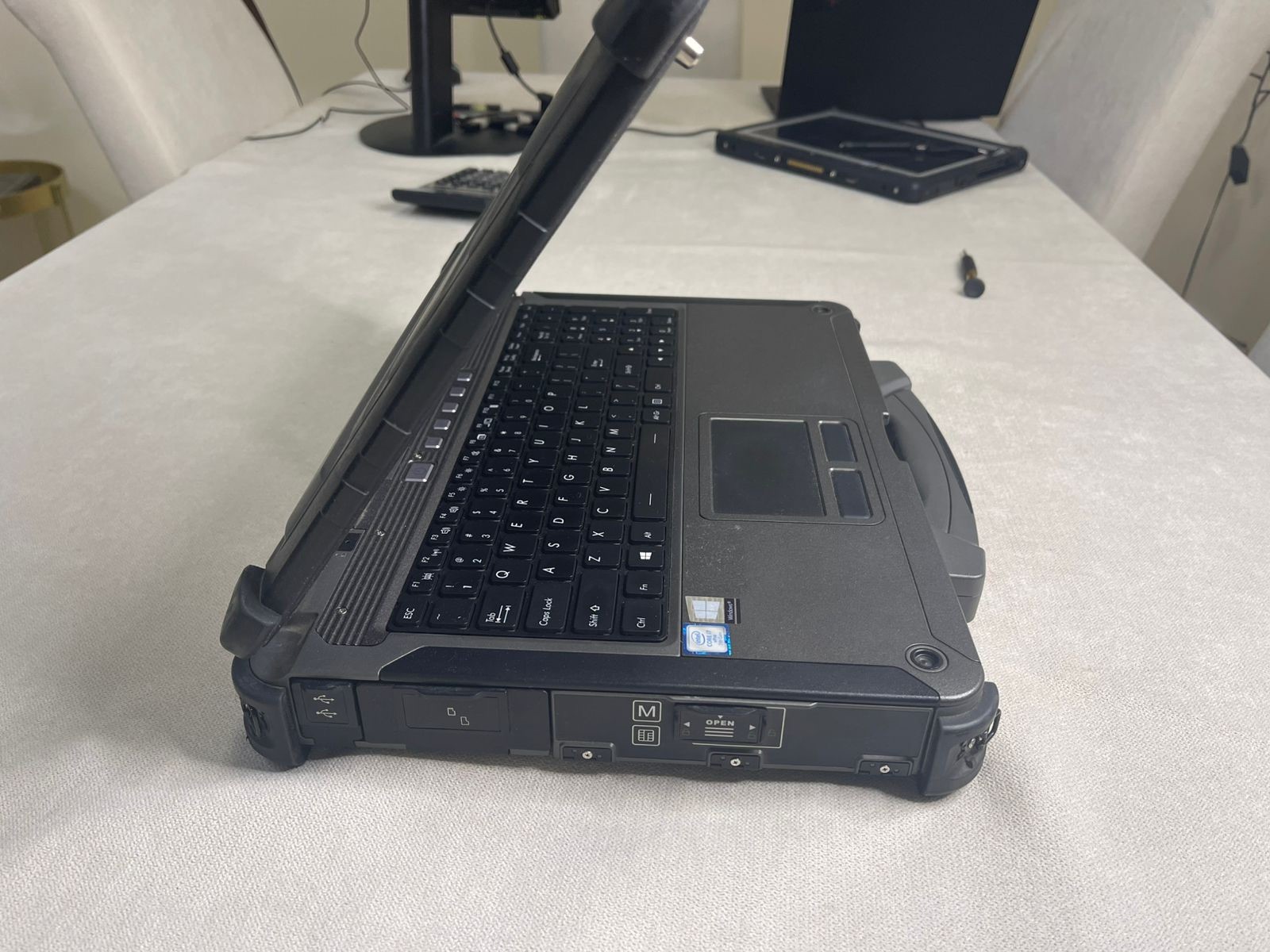 GETAC X500 G2 Rugged 15.6″ / i7-4600U 2.90GHz / 16GB RAM / 1050GB SSD / +CHARGER