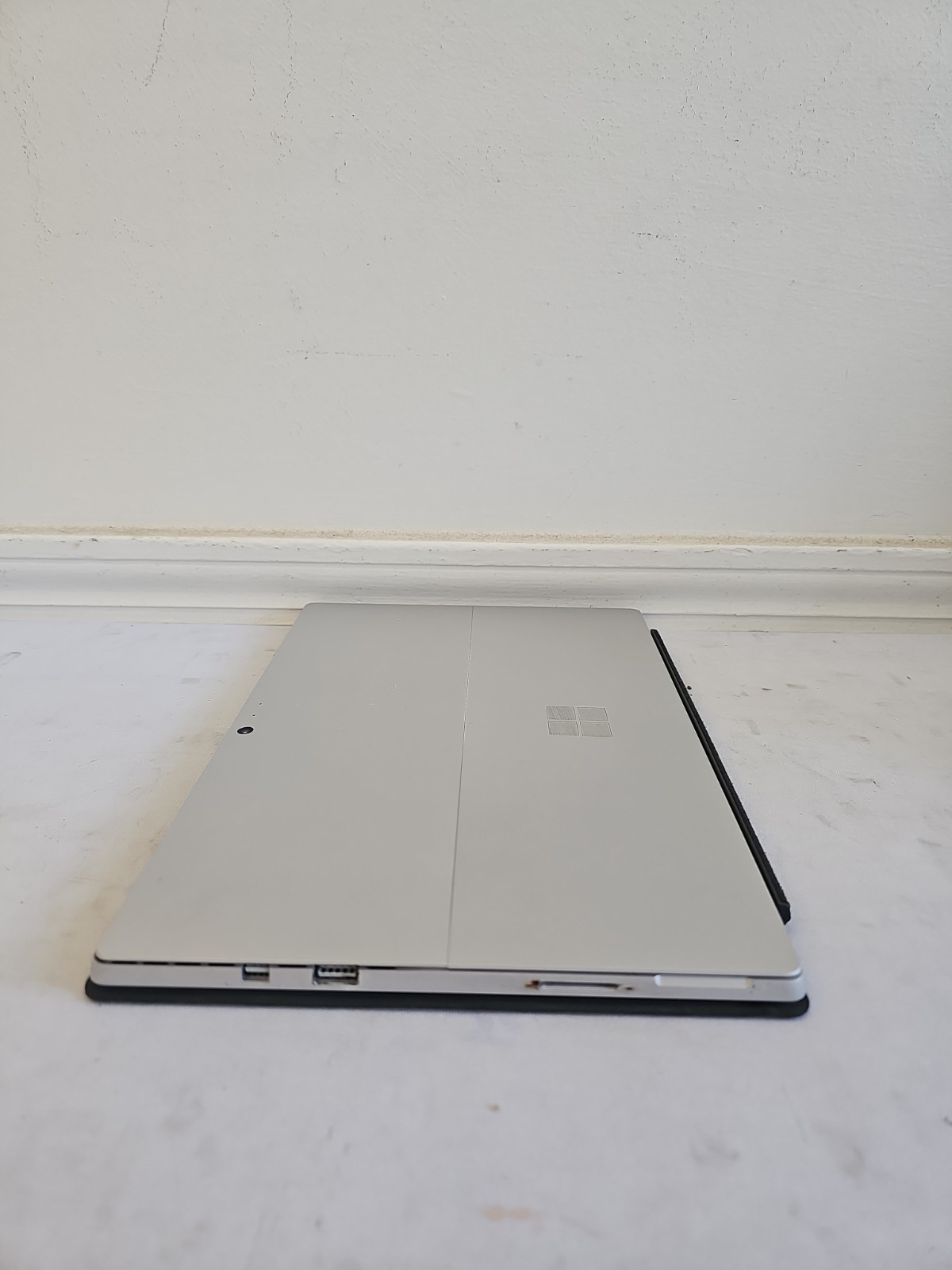 Microsoft Surface Pro 5 1796 – Intel i5 Gen 7 – 4GB RAM – 128GB SSD Win 11 READ