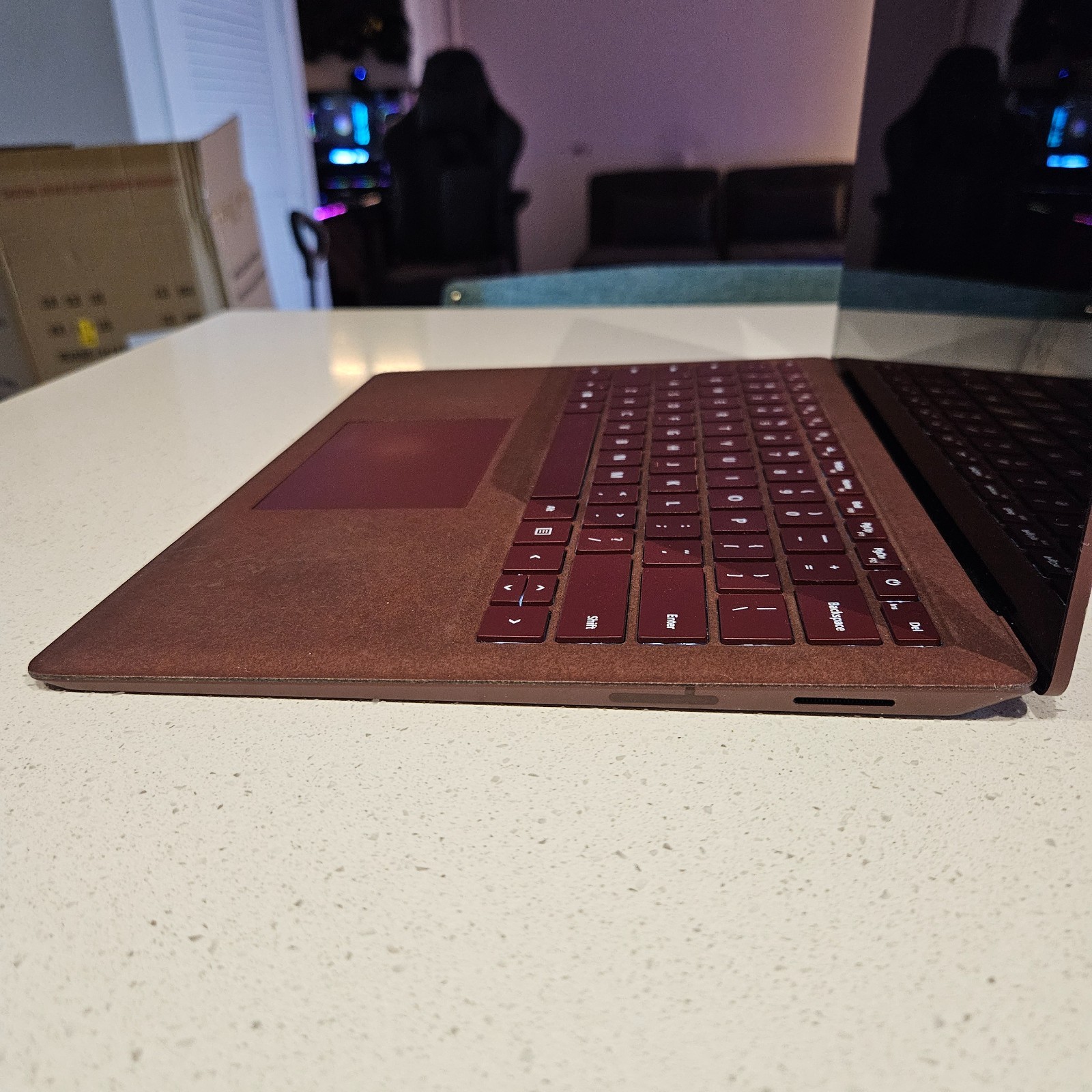 Microsoft Surface Laptop 2 – 13.5″ – Burgundy