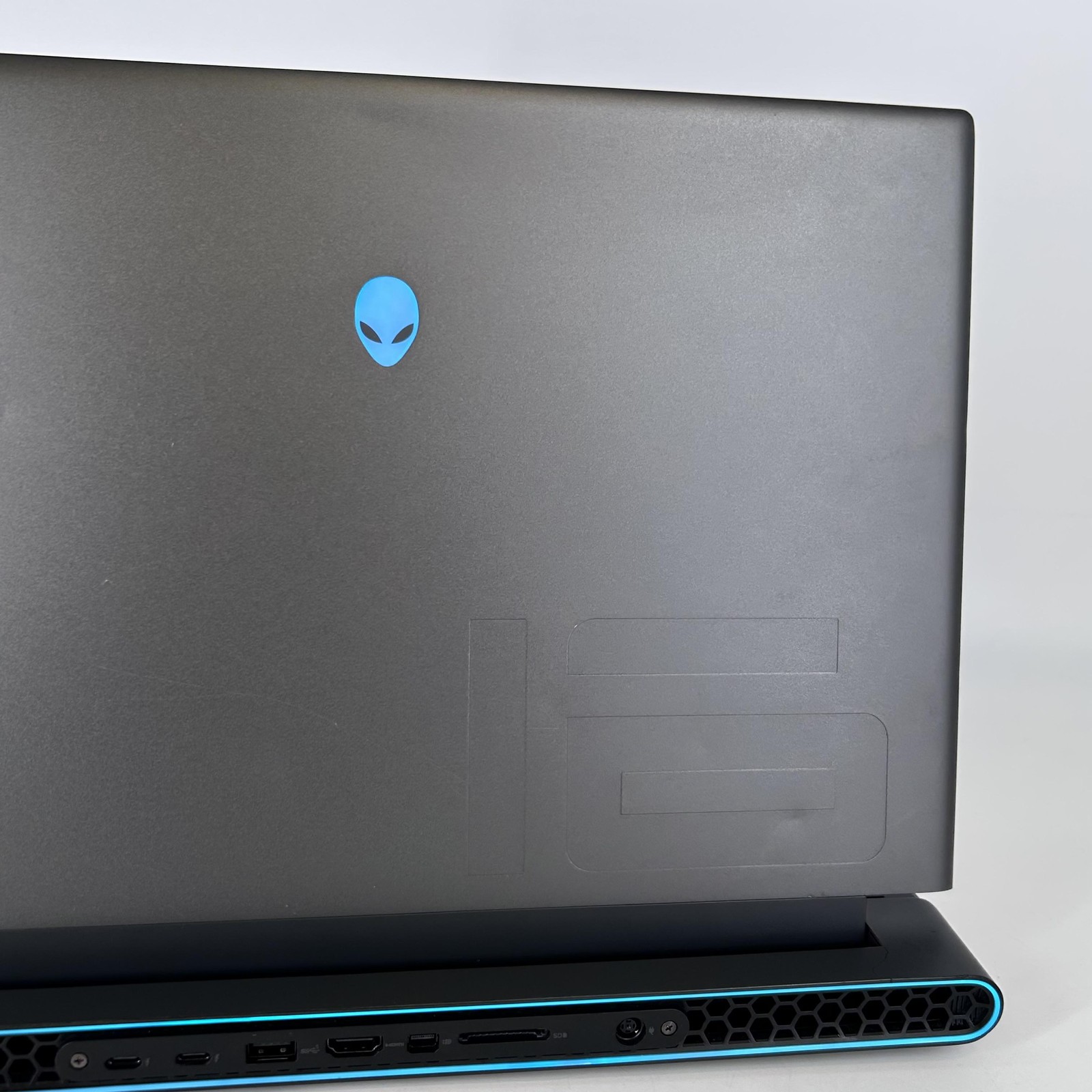 Dell Alienware M16 R1 165Hz QHD+ 2023 2.1 GHz i7-13700HX 16GB 1TB RTX 4070 Good