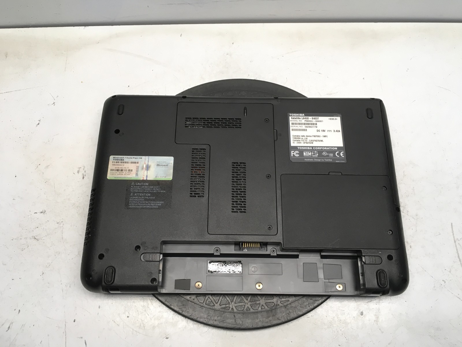 Toshiba Satellite L645D-S4037 AMD Phenom II P820 1.8GHz 4 GB NO HDD/Battery
