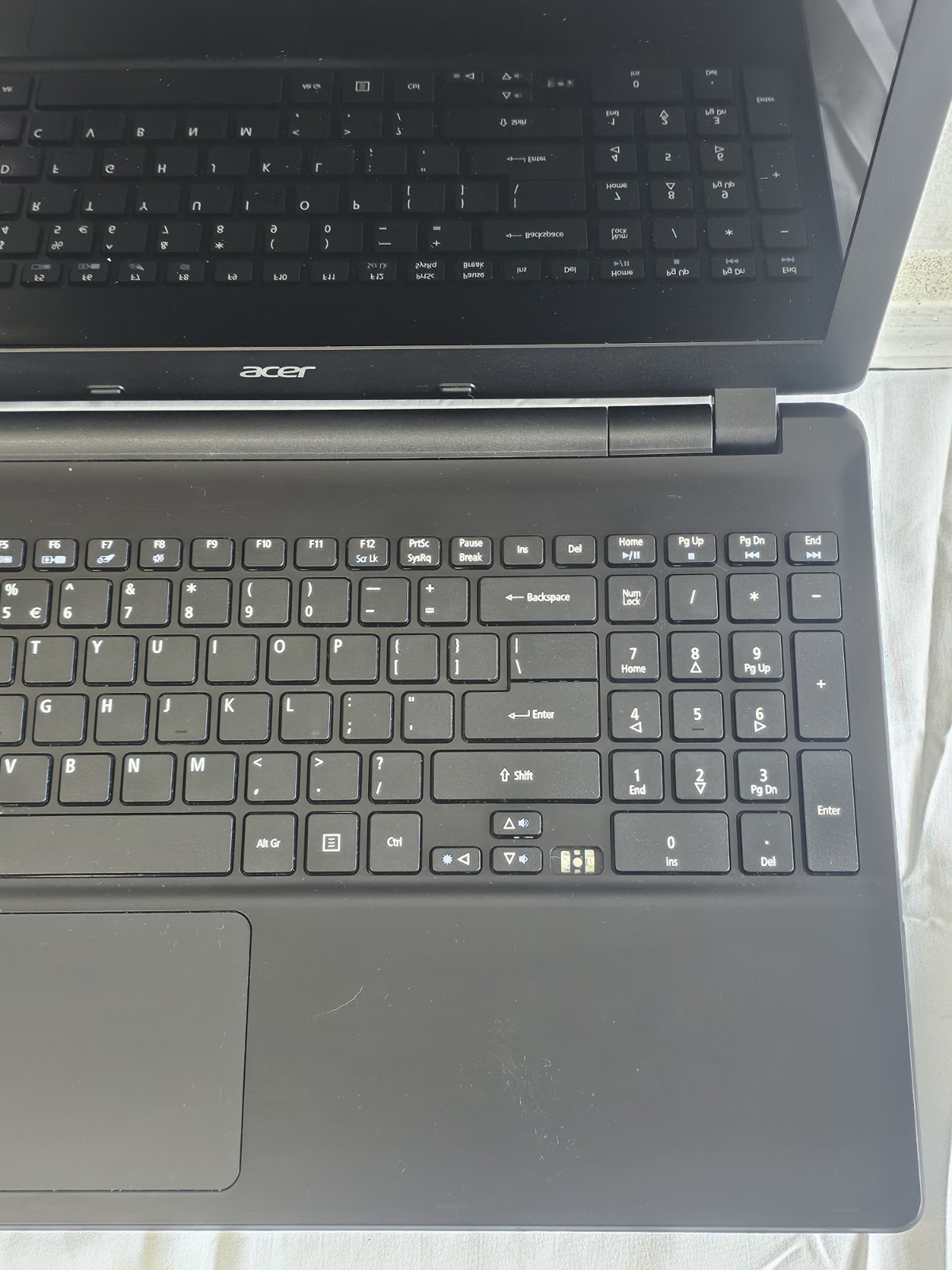 Acer E5-551 Laptop – AMD Radeon R5 – 6GB RAM – 750GB – BAD BATT – Win 10 – READ