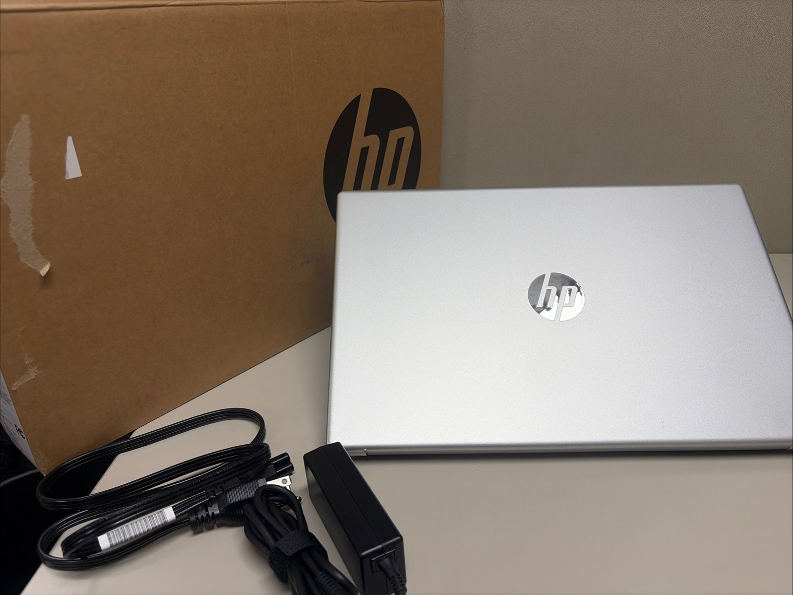 HP – 15.6″ Full HD Touch-Screen Laptop – AMD Ryzen 5 7520U 8GB Memory (Open Box)