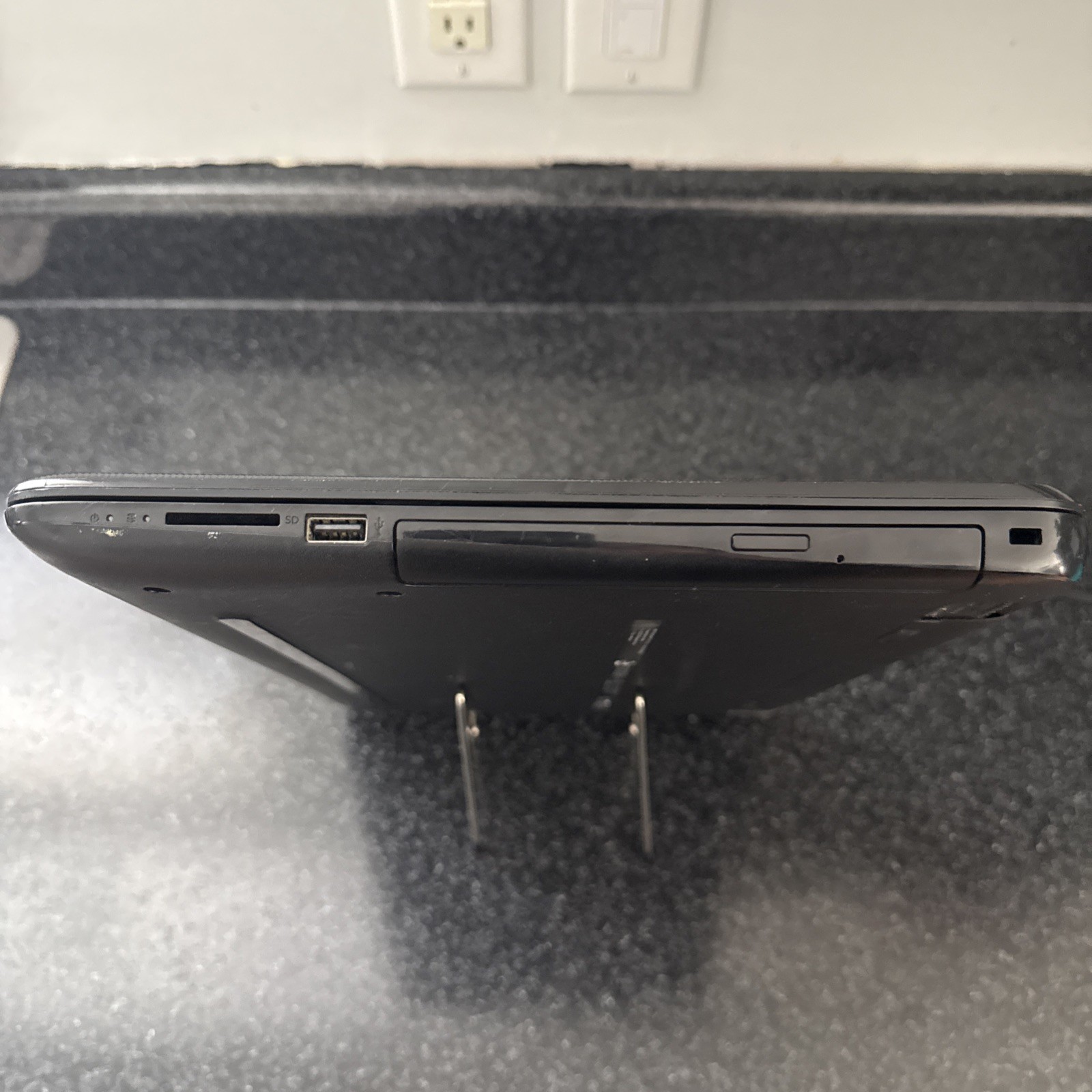 HP 15-ba079dx AMD A10-9600 Radeon R5 6GB RAM 1TB HDD Win 10 Pro Touchscreen