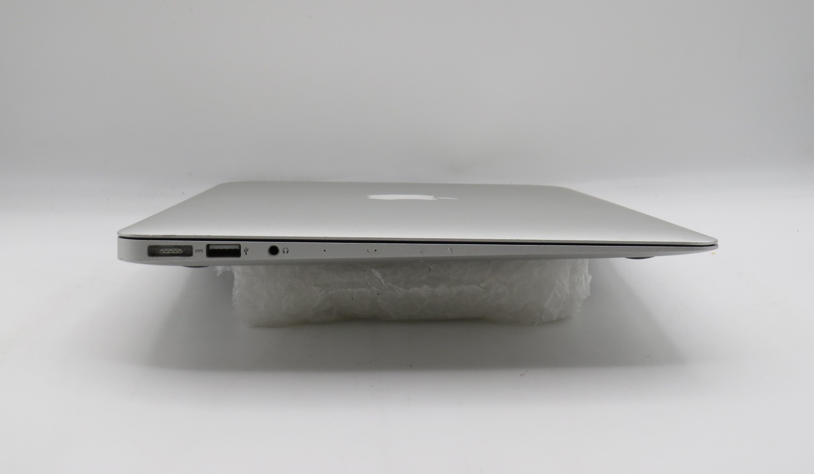MacBook Air A1466 | i5-5250U @ 1.6GHz | 8GB DDR3 | 13.3″ Display | No HD/OS/AC