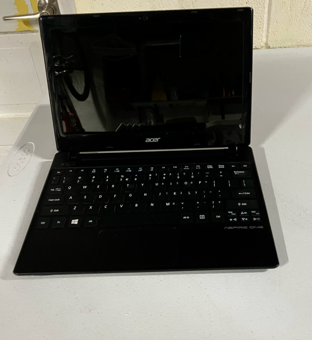 AS-IS Acer Aspire One AO756 11.6″ Laptop (1.4GHz Celeron, 4GB RAM, NO HDD)