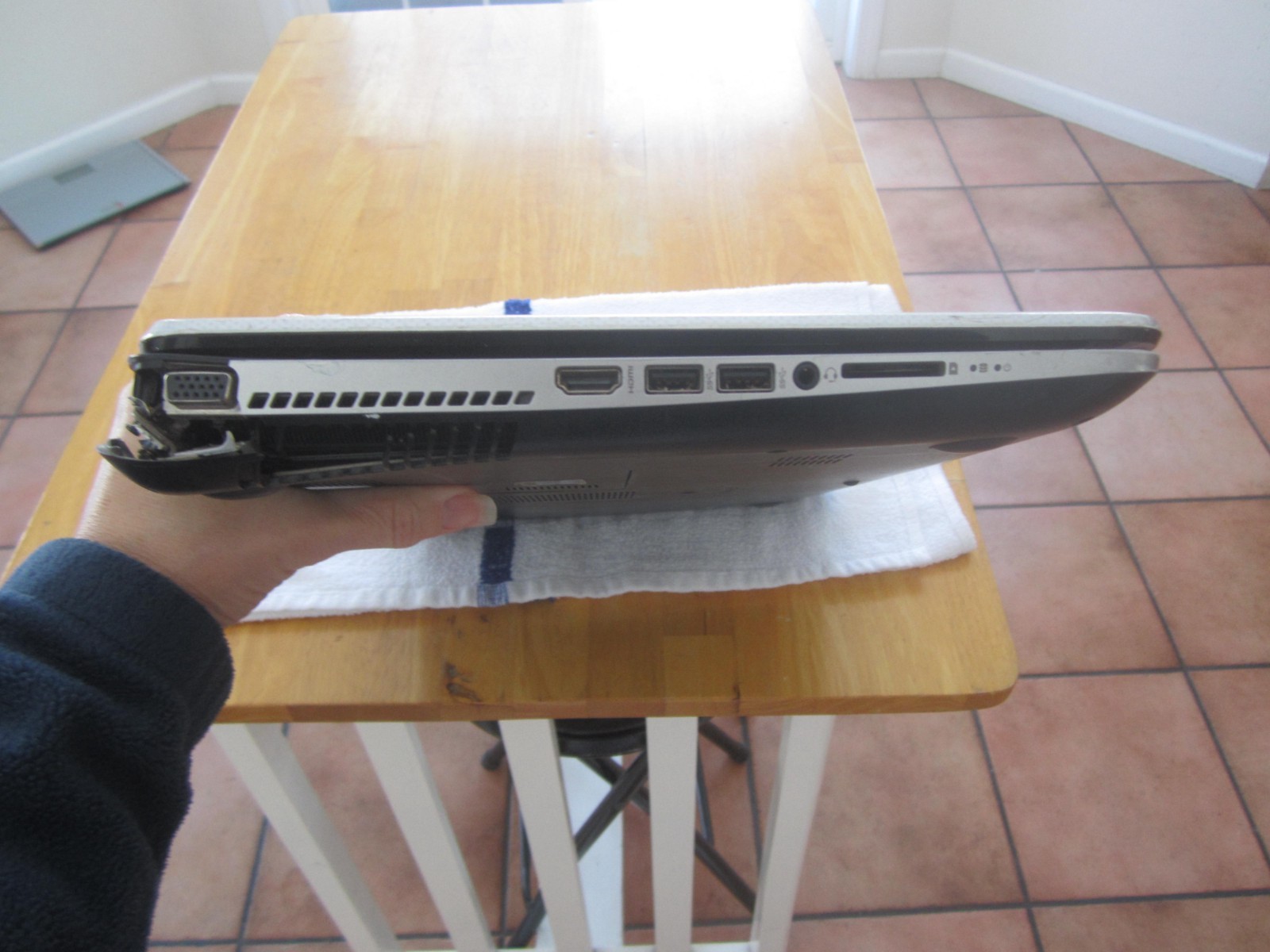 FOR PARTS – HP Pavilion 17-e113dx 4GBRAM 80GBHD SCREEN INTACT BROKEN HING NoCord