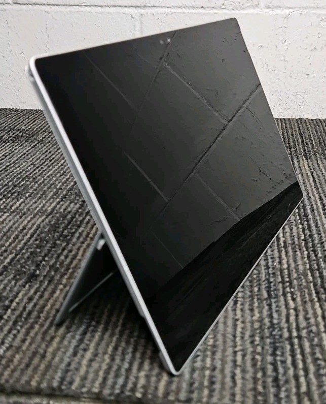 Microsoft 1724 Surface Pro 4 128G with Keyboard – FOR PARTS-BAD BATTERY