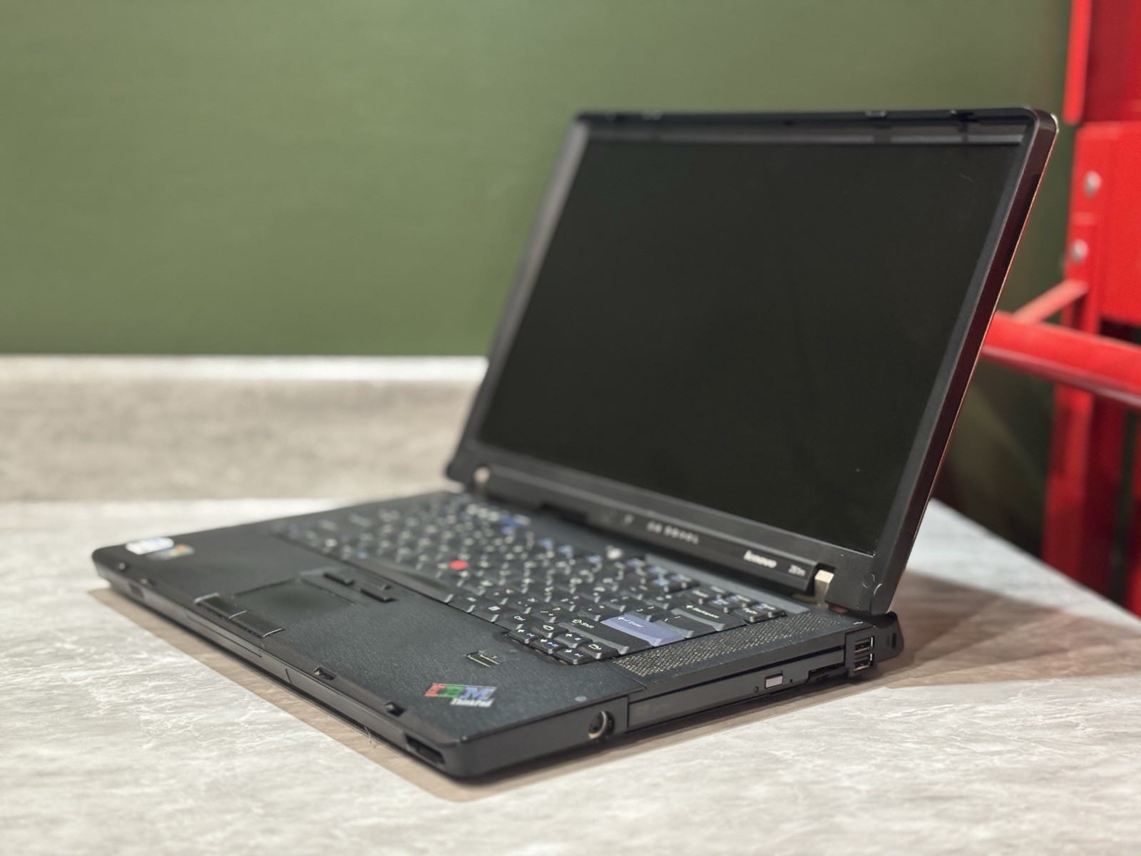 Lenovo ThinkPad Z61M Intel Core Duo T2400 1.83GHz 2gb RAM 200gb HDD Windows XP
