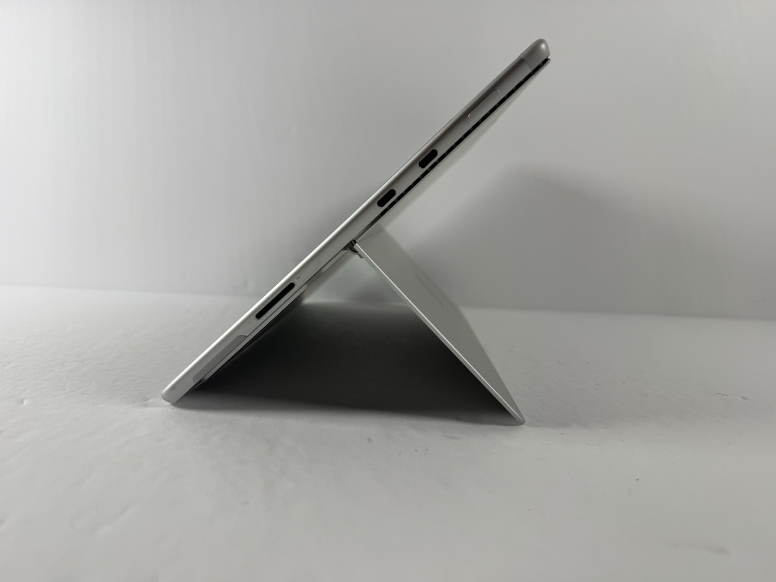 Microsoft Surface Pro 8 (1982) i5-1145G7 – 16GB RAM – 256GB 120Hz – Win 11 Pro