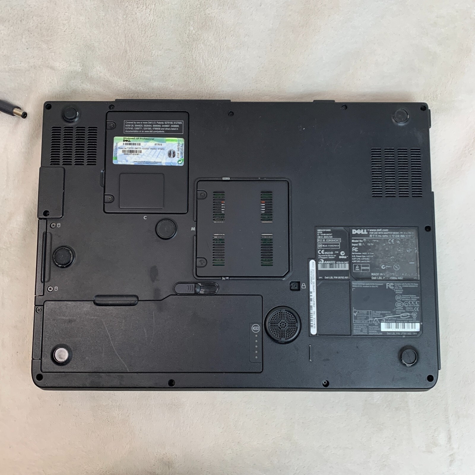 Dell Inspiron 9300 17″ Laptop Pentium M 2.0GHz 1GB RAM 100GB HDD XP (FOR PARTS)