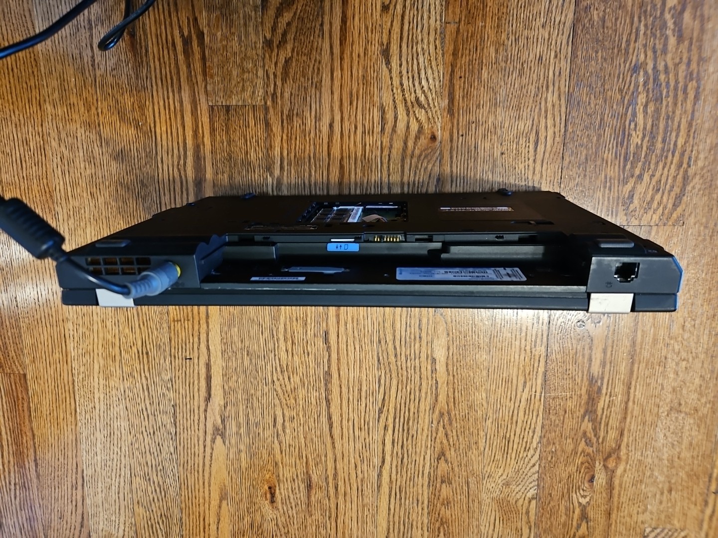 Lenovo ThinkPad T410 i5-M560 14″ 4gb/320gb HDD. Win XP pro. Issues