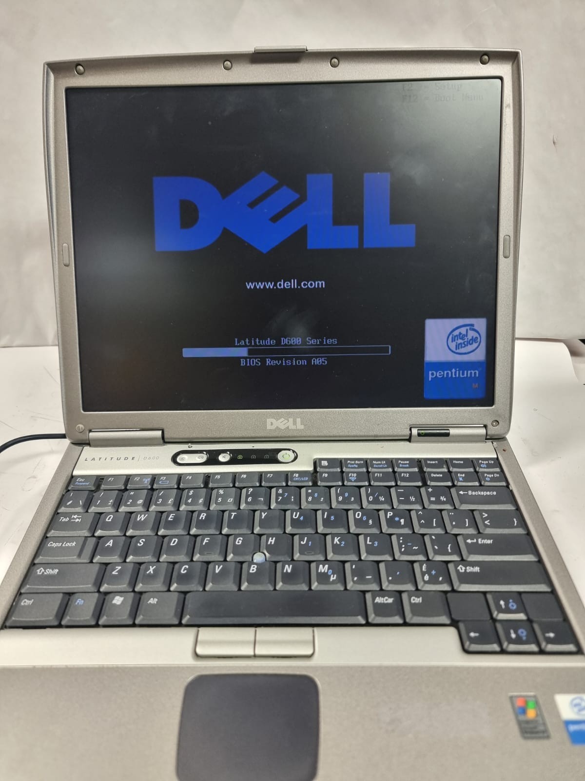 VINTAGE Dell Latitude D600 Laptop Pentium M 1.6ghz 512Mb RAM / No HDD/ No OS