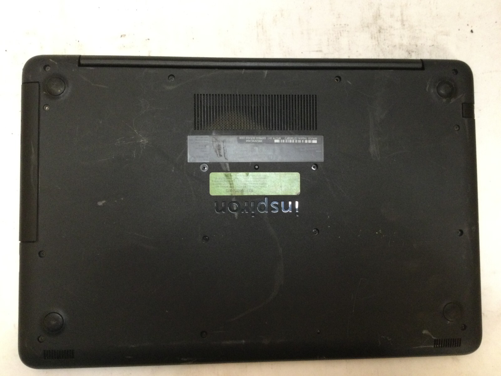 Dell Inspiron 5565 15.6″ / AMD A12-9700P R7 @ 2.50GHz / (CRACKED!) MR