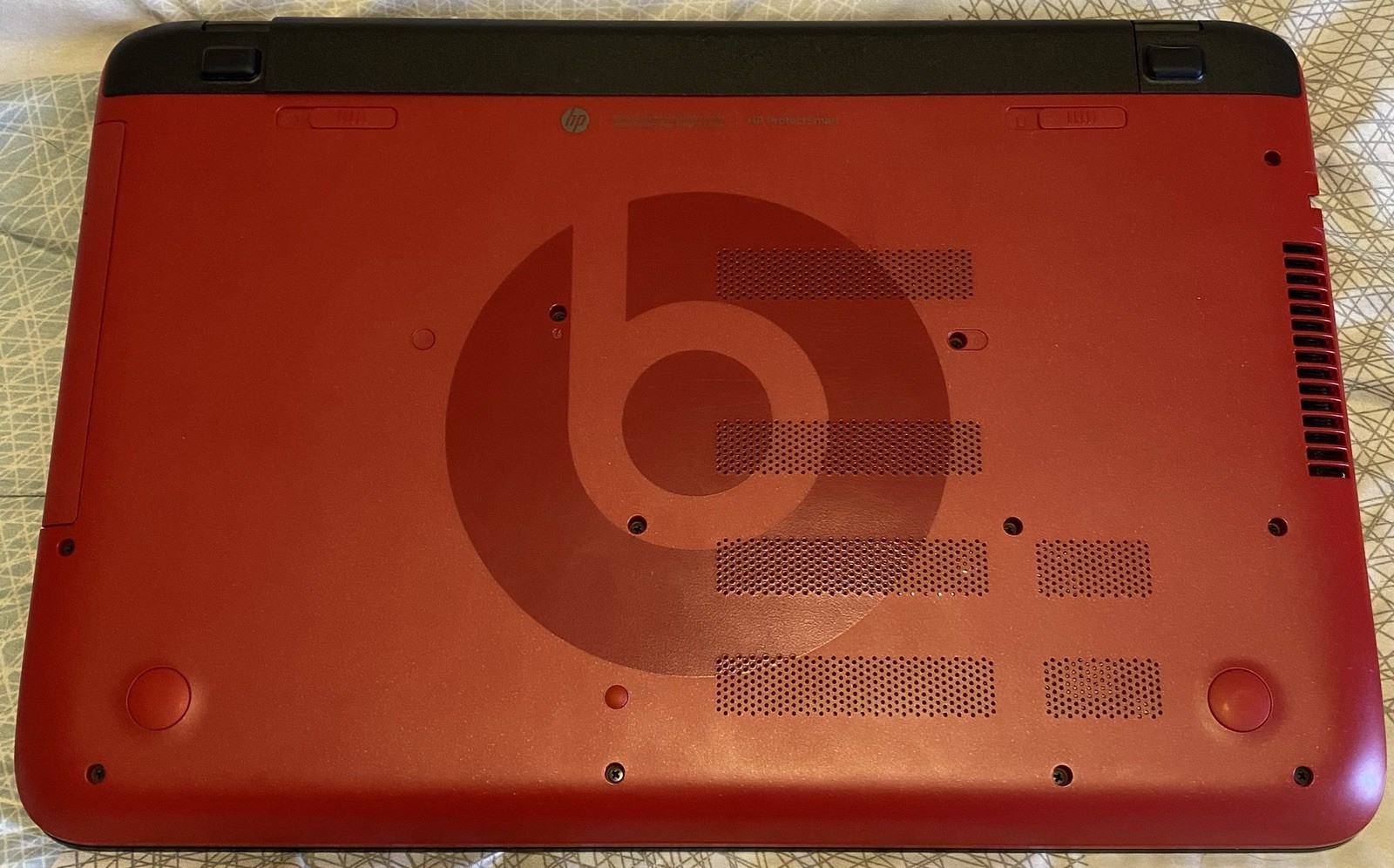 HP Pavilion Beats Special Edition 15.6in Laptop AMD A-Series Win 10 Black/Red