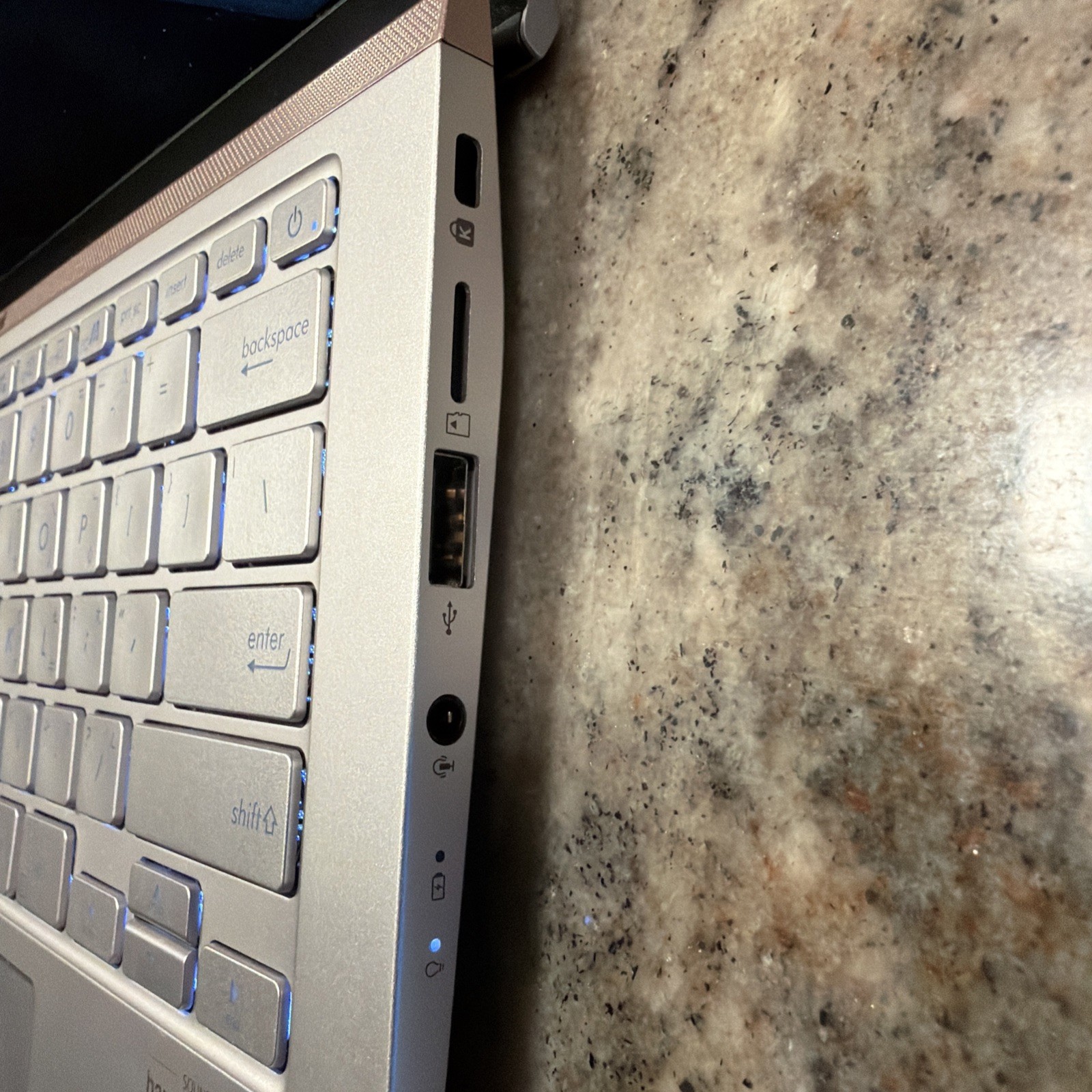 ASUS ZenBook UX434FAW i7-10810U 32GB RAM 512GB SSD 14” Win10 Pro Tested