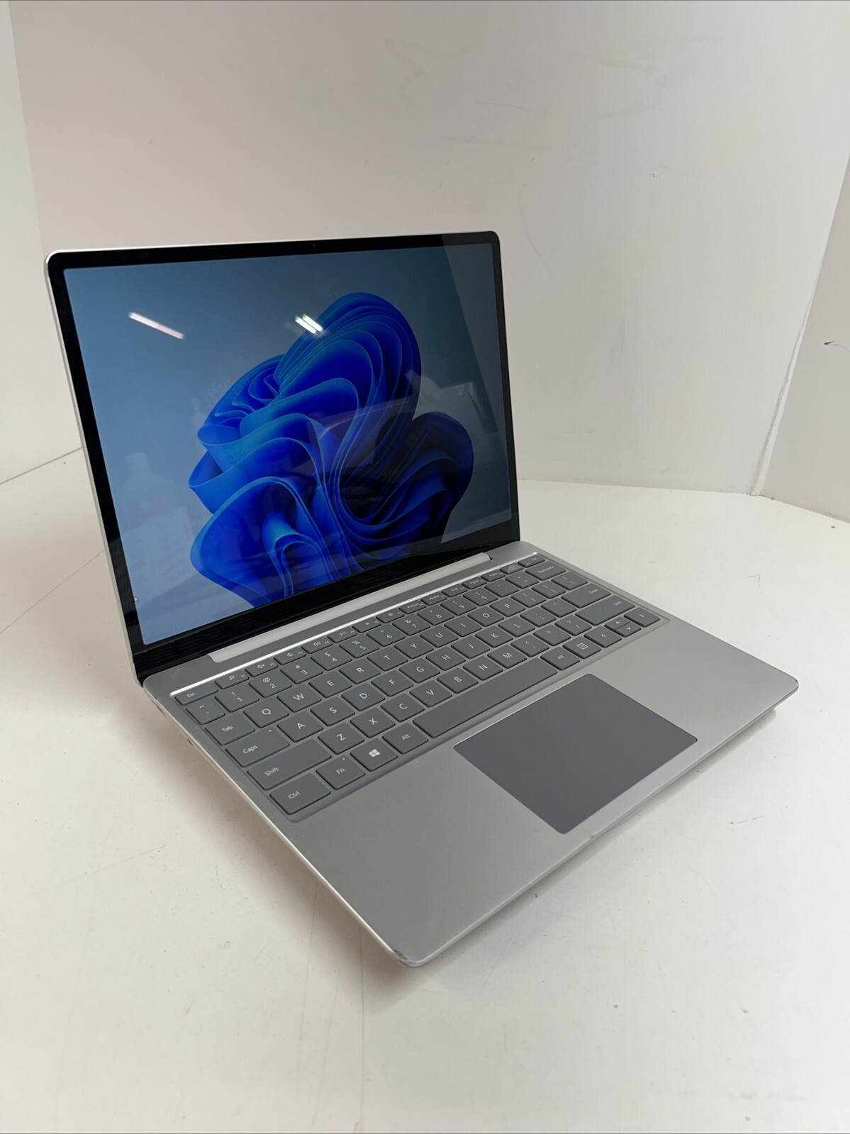 Microsoft Surface Go 1943 12.4″ Intel Core i5-1035G1 1.0GHz 8GB RAM 128GB Win11P