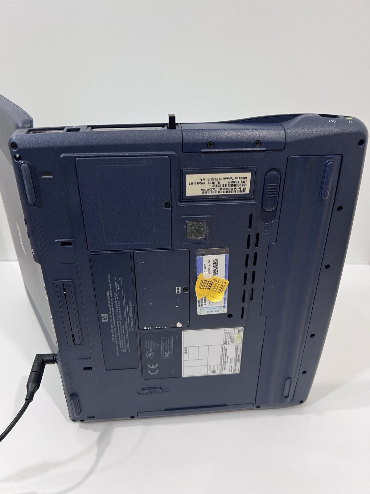 HP Pavilion Pavilion zt1000, WinXP, Pentium 3, S3 AGP, 30GB HDD- No Speakers