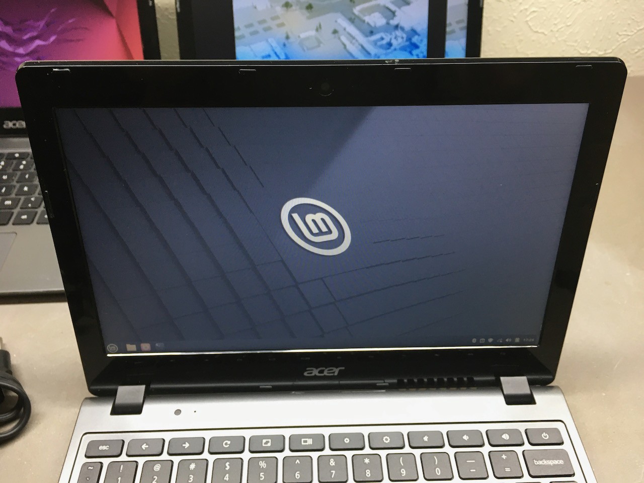 Lot 3x Acer Linux Laptops 1.40GHz 2955U 2GB DDR3 16GB SSD Mint Fedora Ubuntu