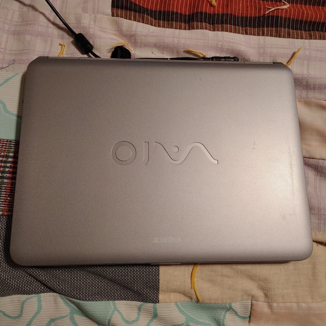 Sony VAIO Model PCG-7Z2L Silver 15.4″ Notebook Laptop – Powers On **READ DESC*