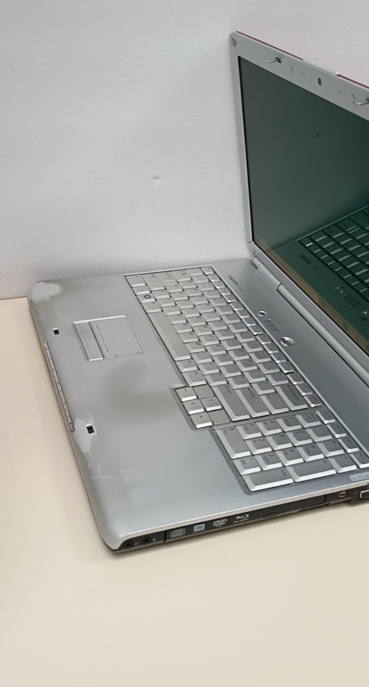 Dell Inspiron 1720 17″ 1440×900 CORE2DUO T7700 2.40GHz 120GB ssd 4GB RAM NO OS