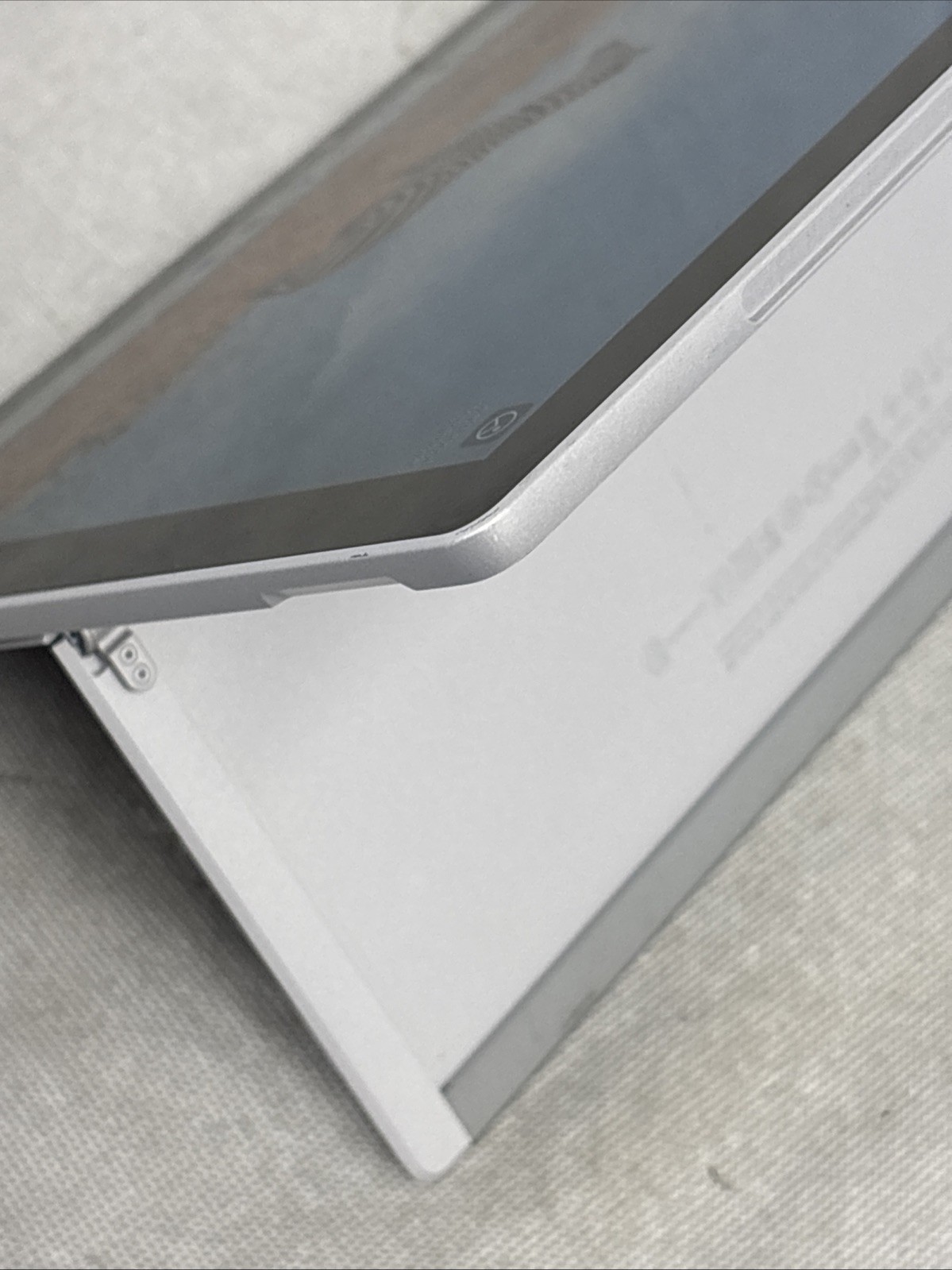Microsoft Surface Pro 7 (1866) 12.3″ (256GB, Intel i5 10th, 16GB) – *LCD Spot*