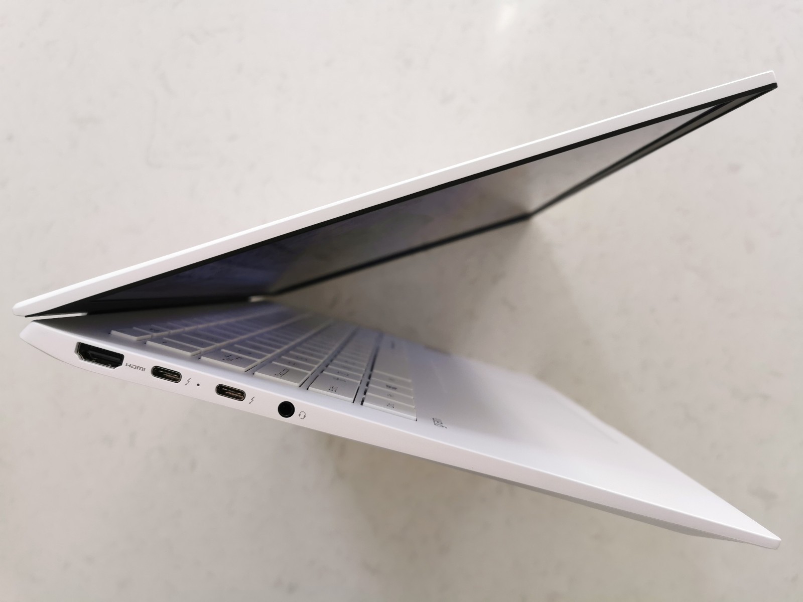 White LG Gram i5-1135G7 16GB DDR4 512GB or 1-2TB SSD 2K 16″ Lightweight Laptop