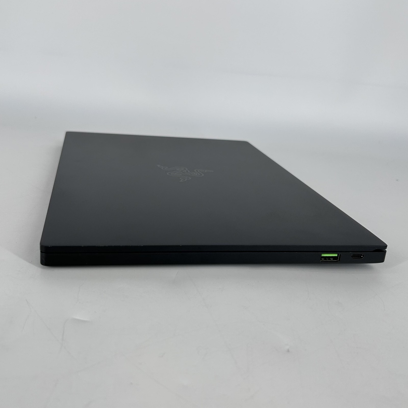 Razer Blade Stealth 13 FHD i7-8565U 1.80GHz 8GB 256GB SSD Good Chipped Screen