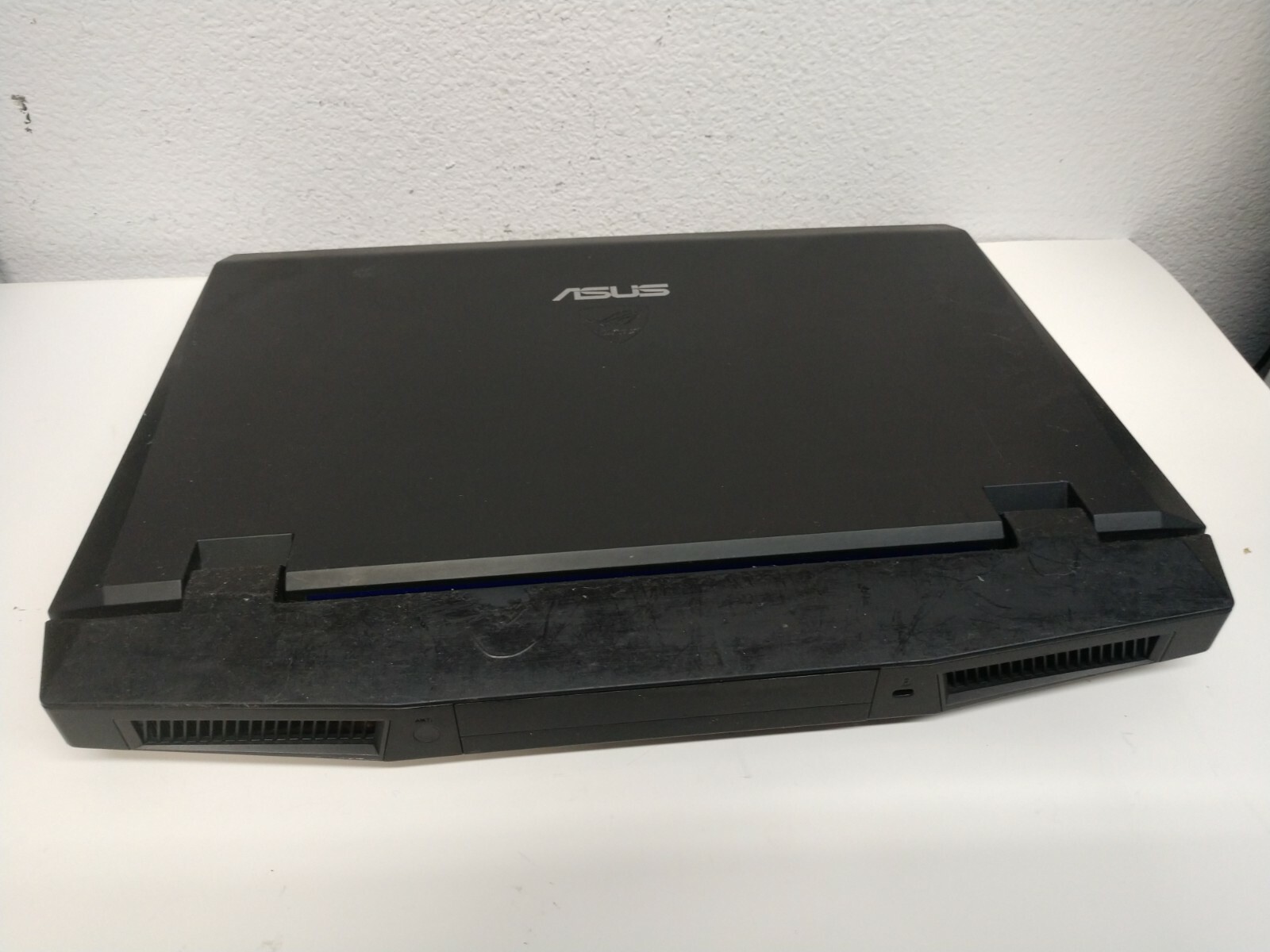 ASUS G73J 17.3″ Intel Core i7 Q720 1.60GHz 6GB DDR3 256GB SSD DVD Win10 AMD 5800