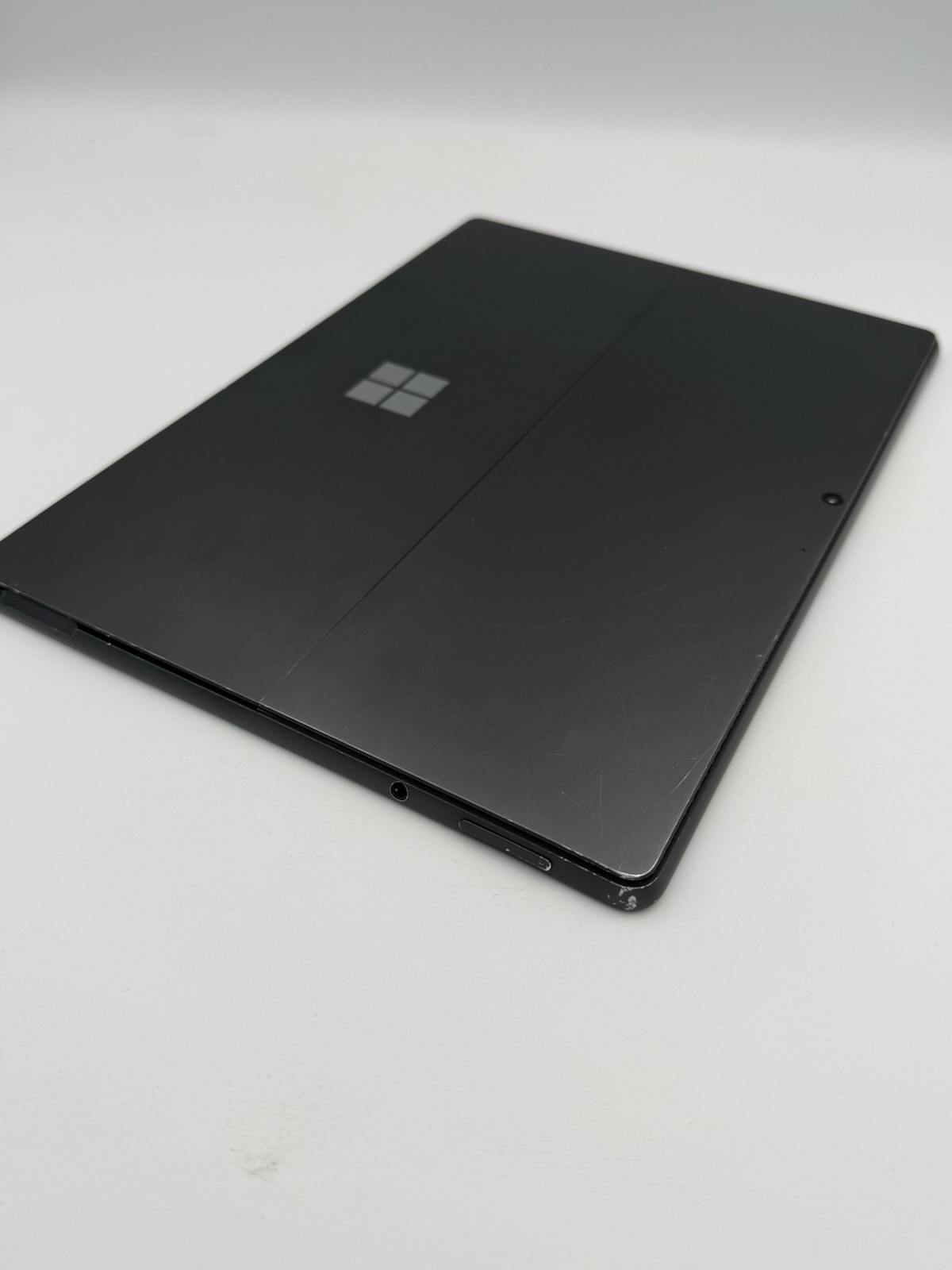 Microsoft Surface Pro 8 13” – i5 11th Gen | 8GB RAM | 256GB SSD (READ DESC) 39C