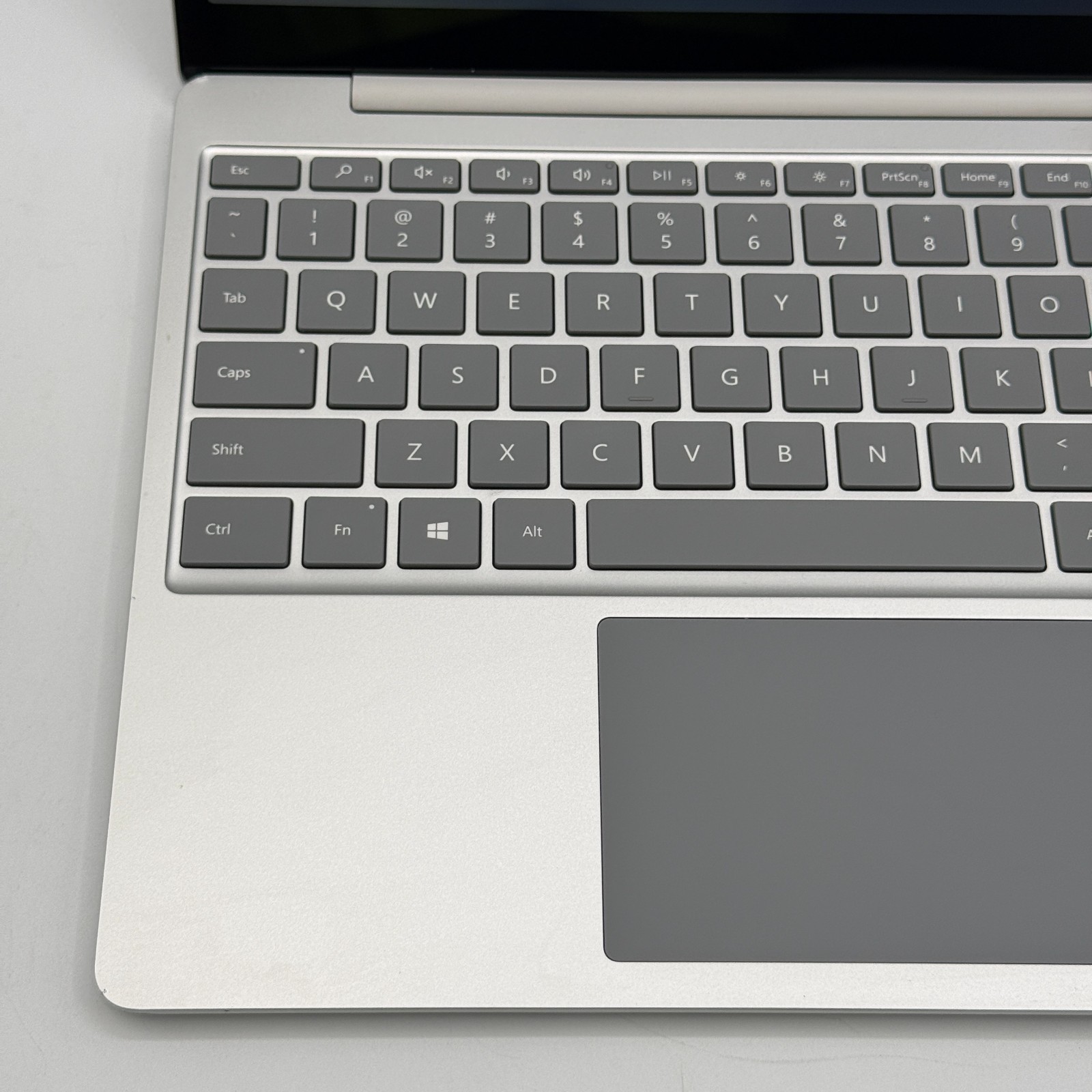 Microsoft Surface Laptop Go 1943 12.4″ i5-1035G 1 1.0GHz 4GB RAM 64GB SSD