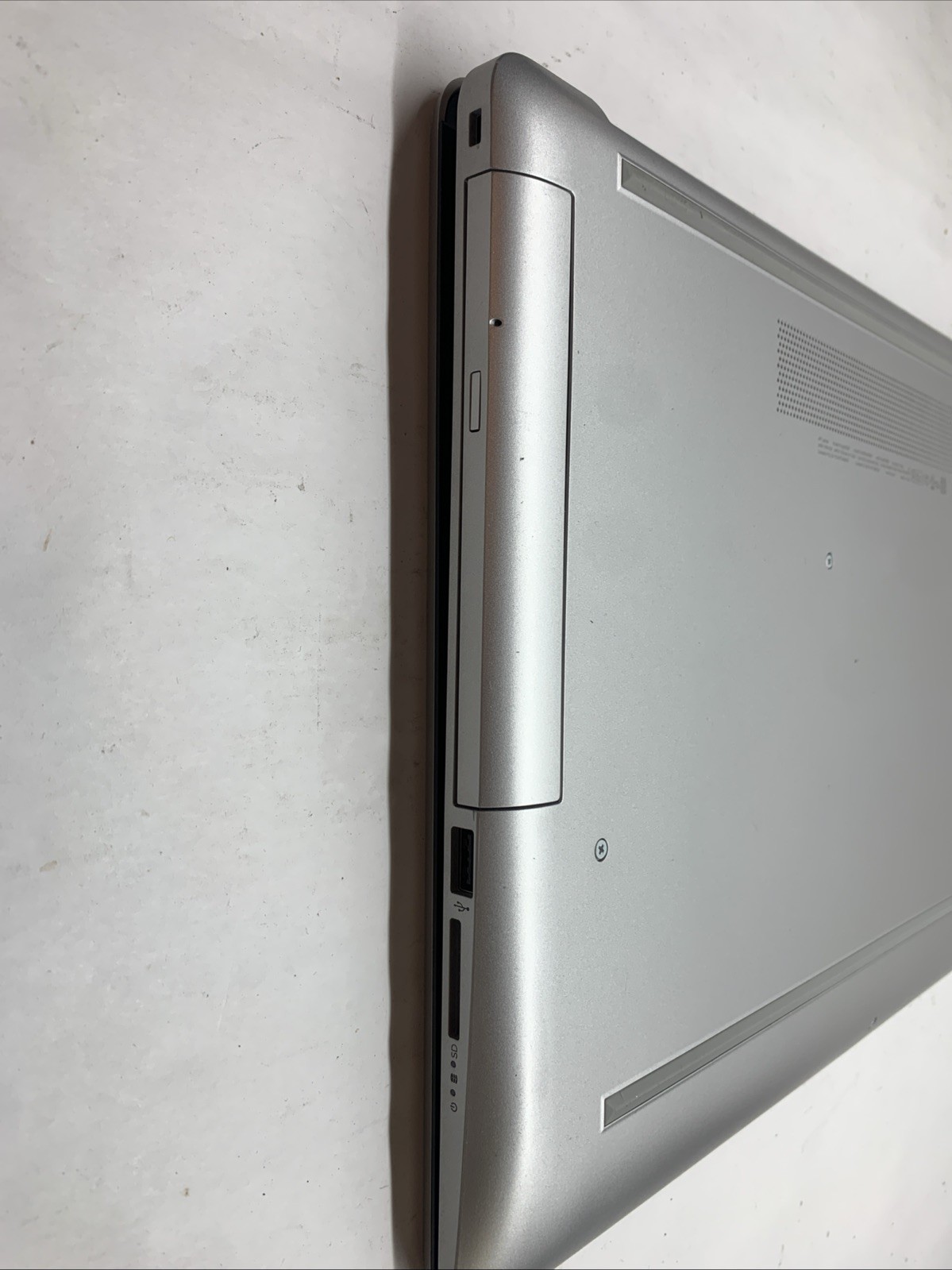 HP 17 FHD 17.3″ Core i5-1035G1 12GB RAM 1TB HDD UHD Graphics Win 11 DVD RW