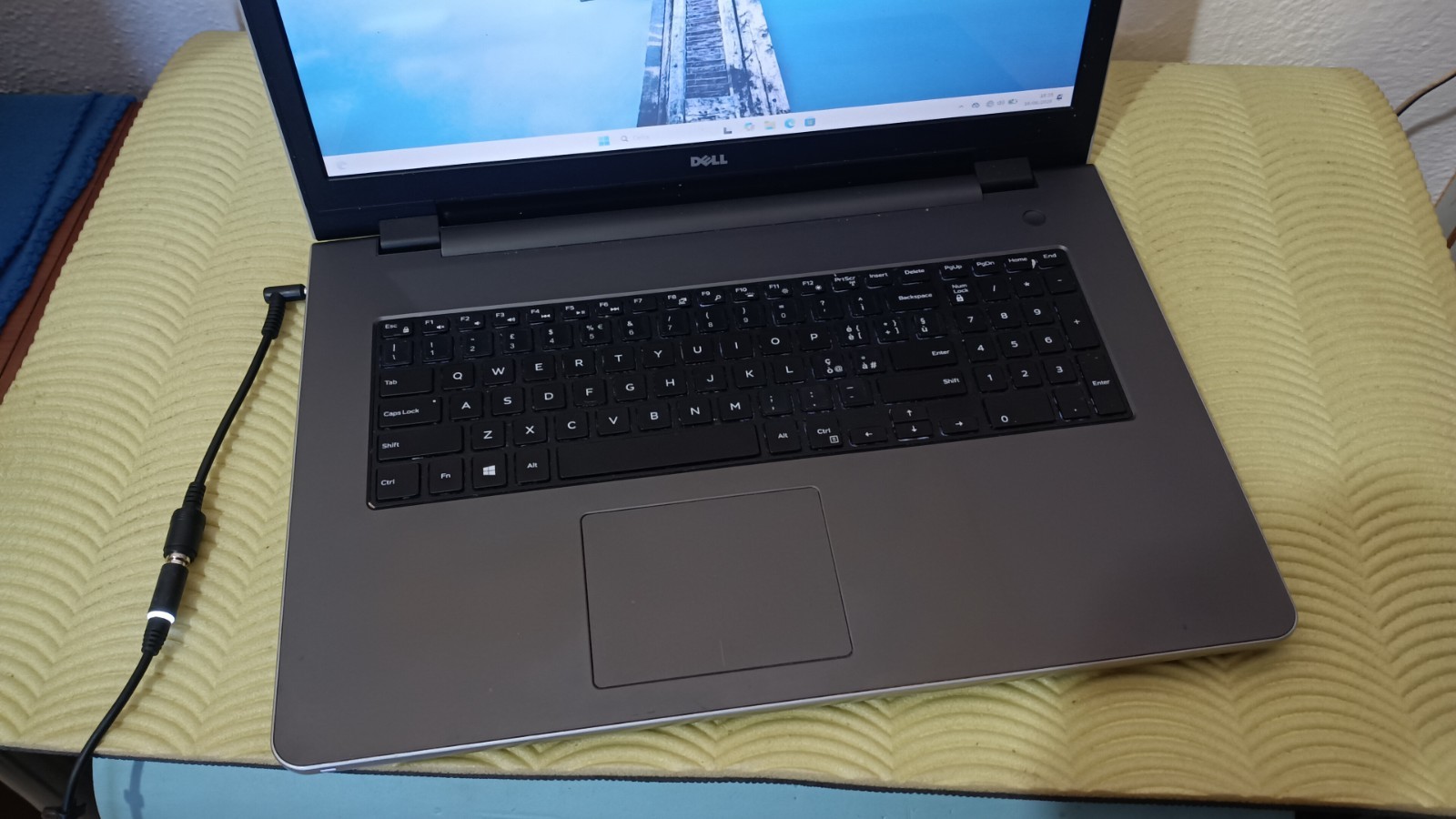 DELL Inspirion 5759 17.3″ 1600X900 i5-6200U 16GB 256gb Windows 11