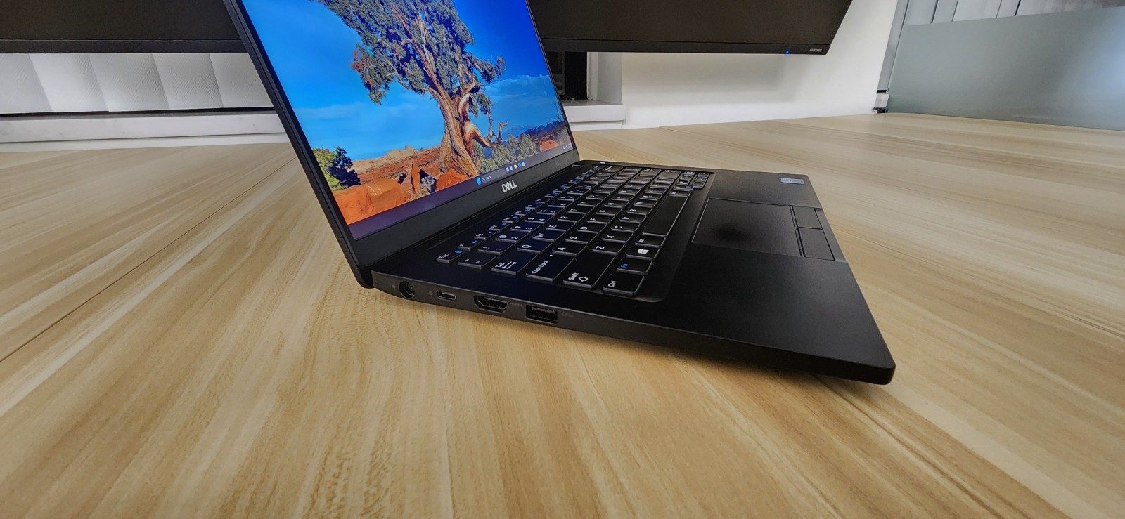 Dell Latitude 7390 – 13.3″ Touch 500GB M.2 SSD Intel i7 8th Gen 4.2 GHz 8GB DDR4