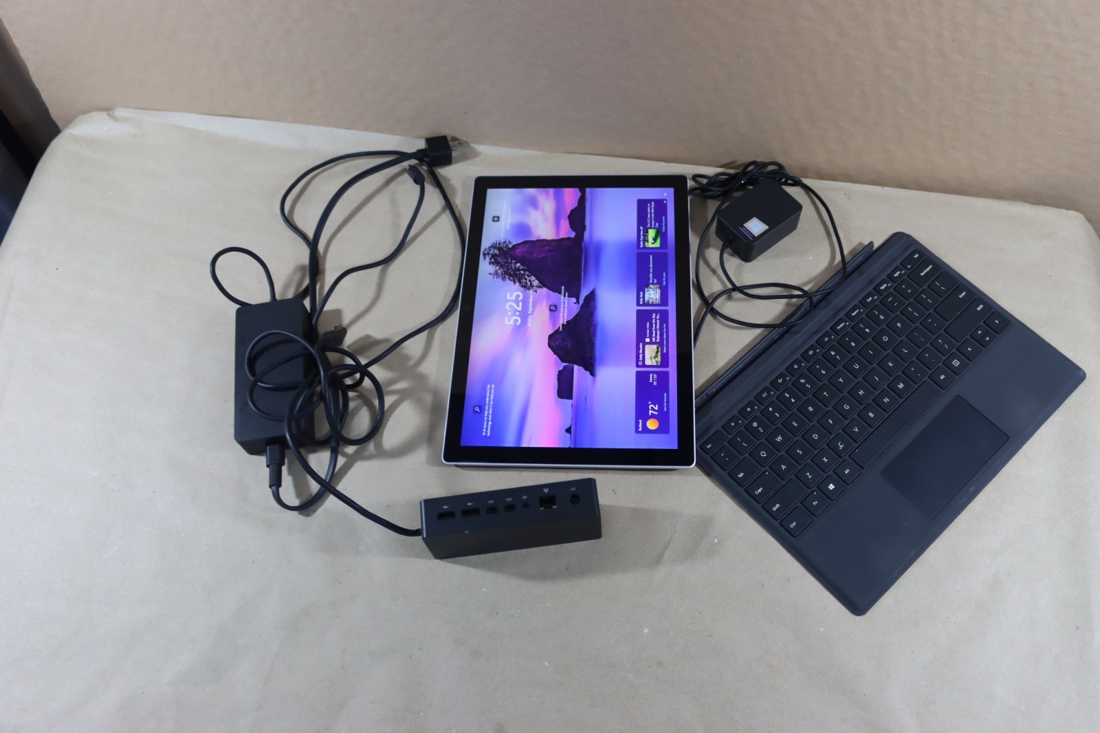 Microsoft Surface Pro 5 i5-7300U 8GB RAM 256GB Wi-Fi + LTE
