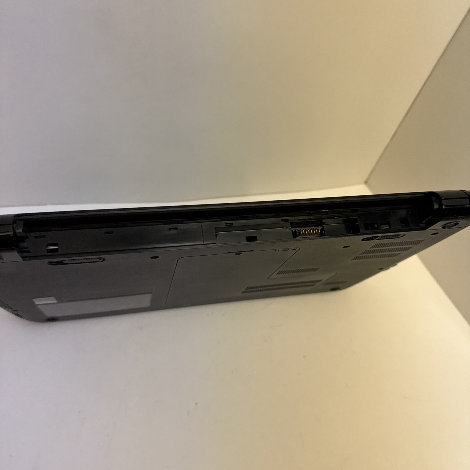 HP 255 Laptop AMD A4 4gb Radeon R2 15.6″ win 10 250GB HDD – No Battery – As Is