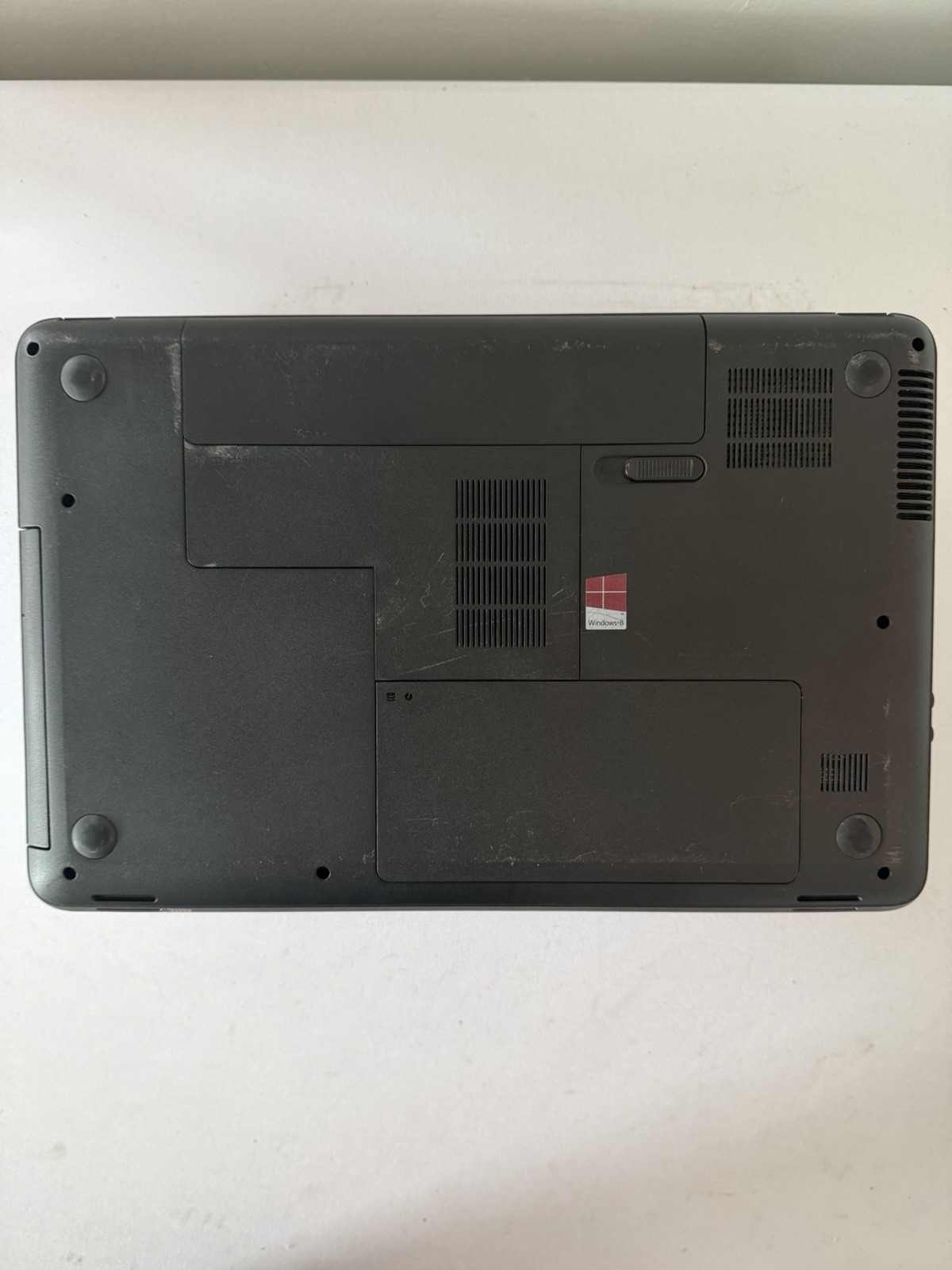 HP Notebook 2000 Laptop – Good Screen – AMD E-300 – RAM 4 GB – Read Des