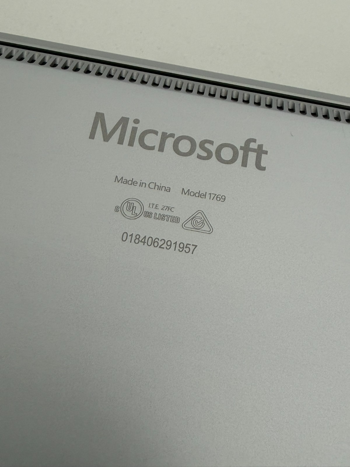 Microsoft Surface Laptop 2 Model 1769 Intel i5-8350U 8GB 256GB SSD Silver W10P