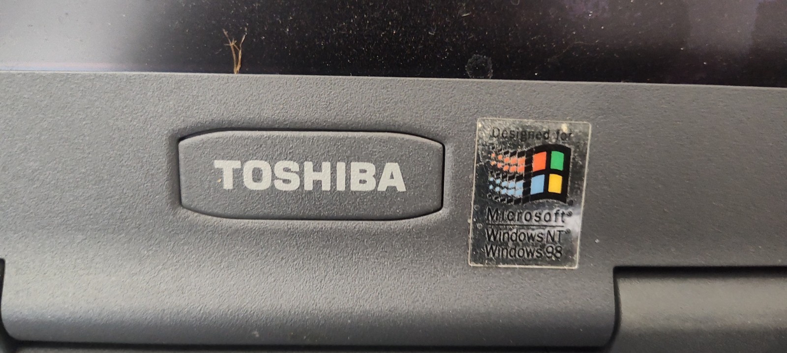 Toshiba Satellite 1555CDS Pentium 233MHz 32MB 3GB Win98 12in BROKEN, FOR PARTS