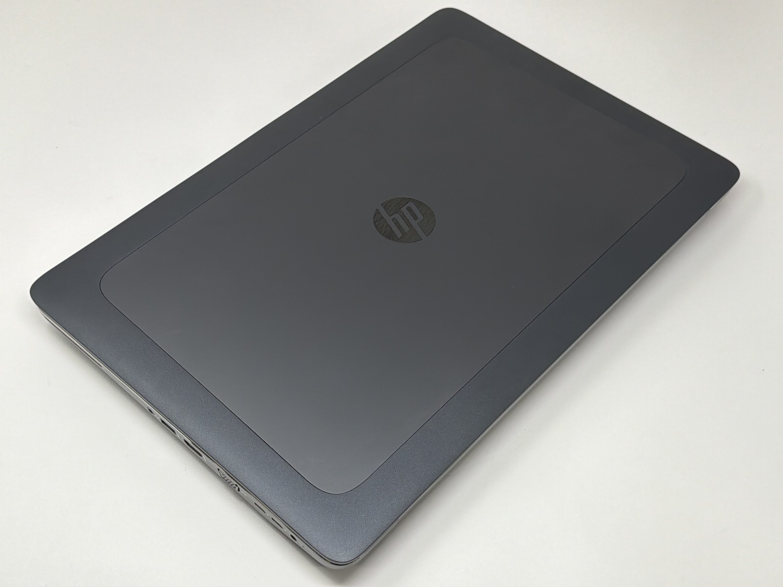 HP ZBook 17 G4 Intel Xeon E3-1535M v6 64GB 2TB SSD Quadro P40 Space Silver Good