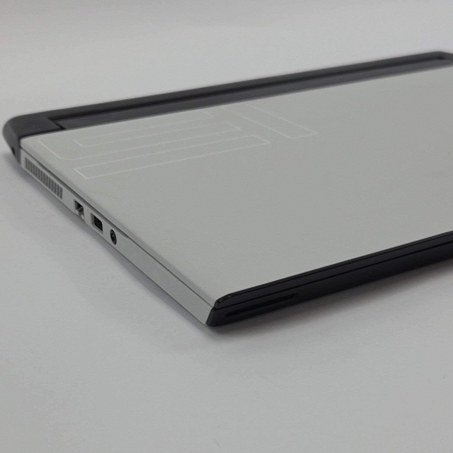 Alienware M15 R4 15.6″ i7-10870H 2.2GHz 16GB RAM 1TB SSD GeForce RTX 3070