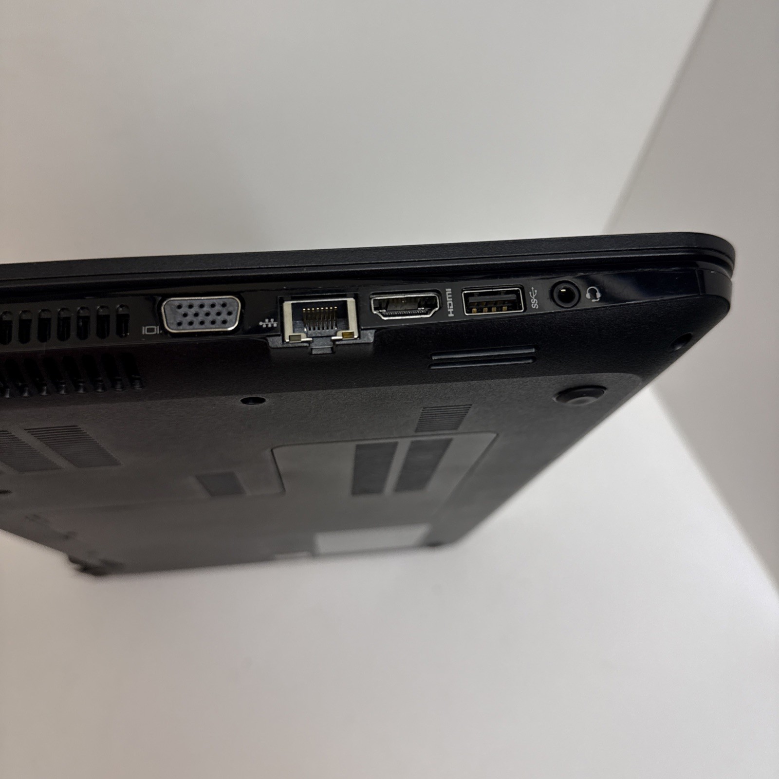 HP 255 Laptop AMD A4 4gb Radeon R2 15.6″ win 10 250GB HDD – No Battery – As Is