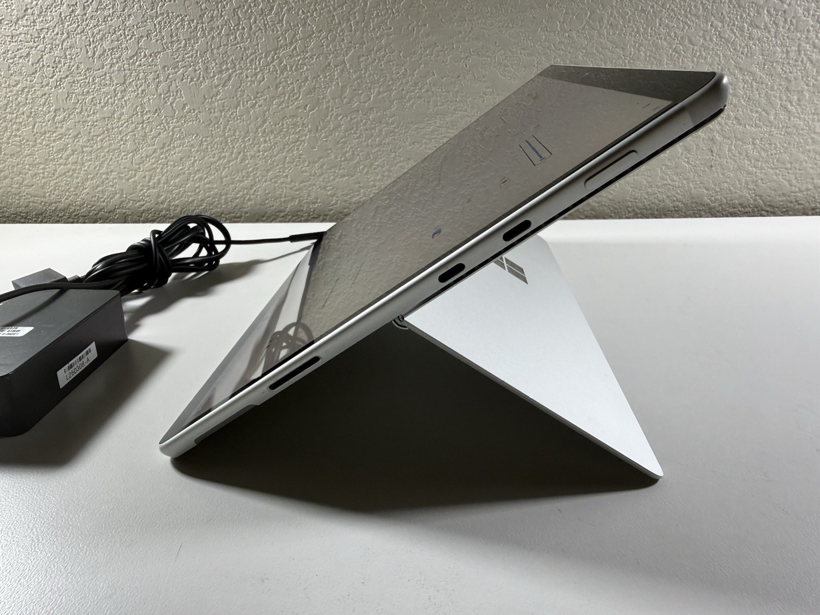 Microsoft Surface Pro 8 (1982) i5-1145G7 – 16GB RAM – 256GB 120Hz – Win 11 Pro