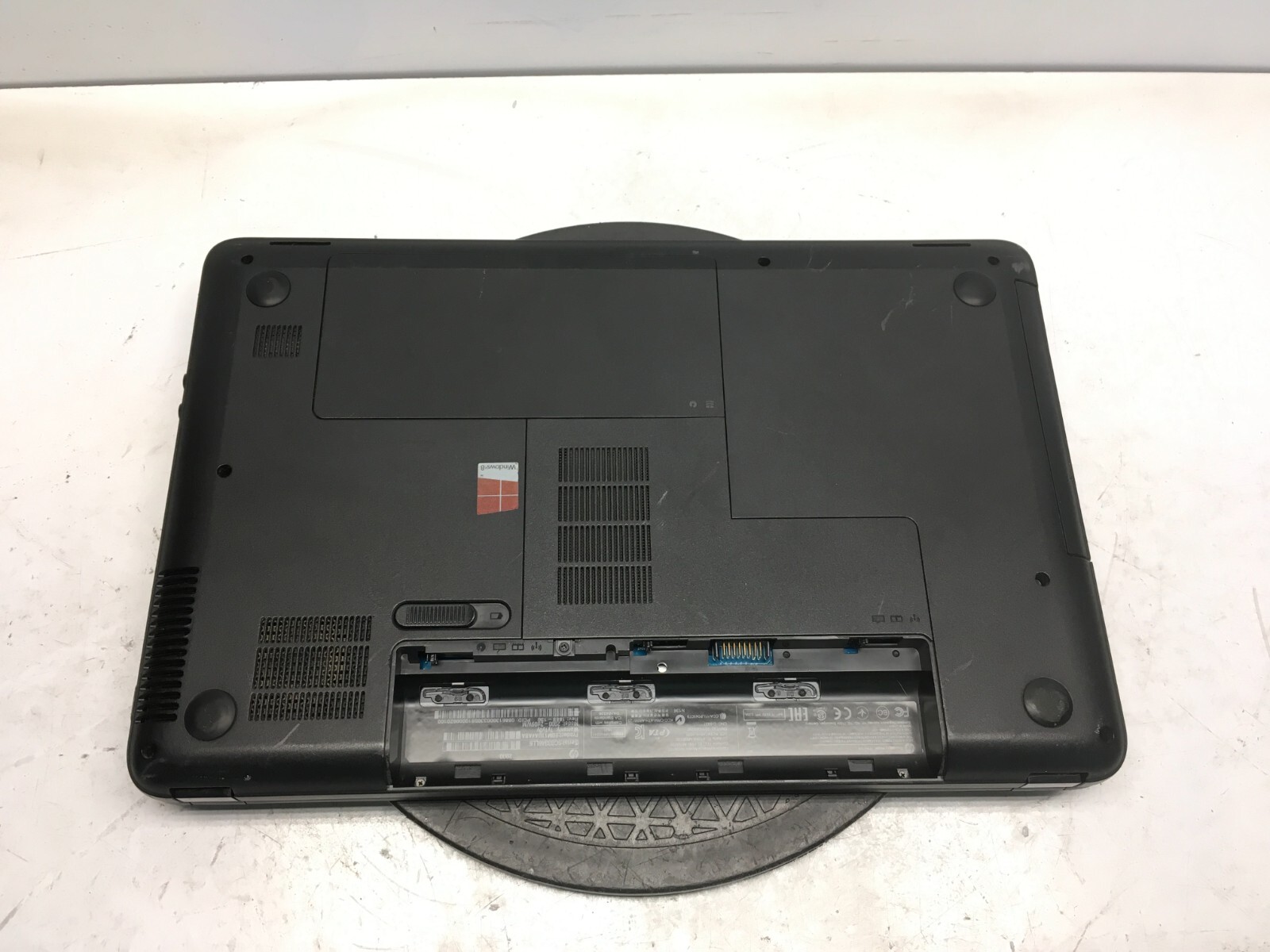 HP 2000-2D09WM AMD E-300 1300MHz 4 GB NO HDD No Batt – Dead Pixels
