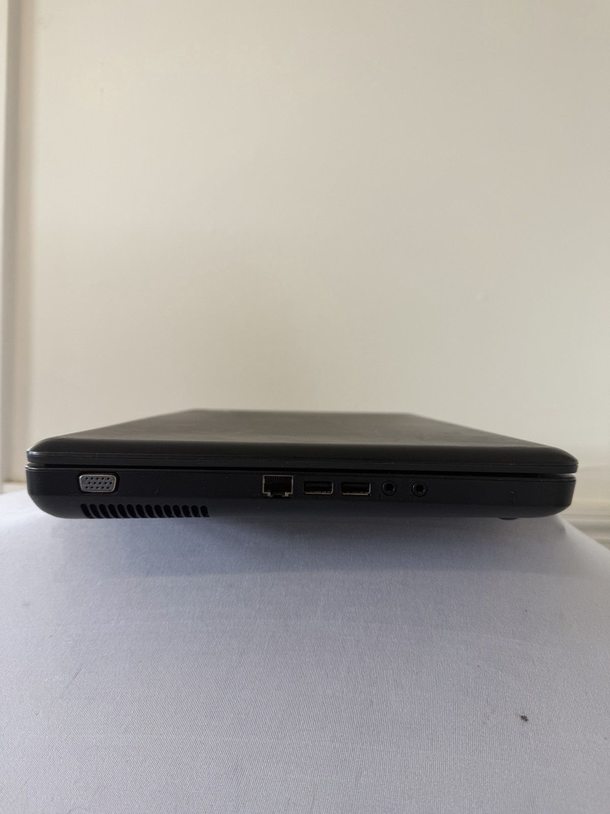 HP Notebook G56-129wm Laptop – Screen Leaks Light – Intel Celeron 900 – Read Des