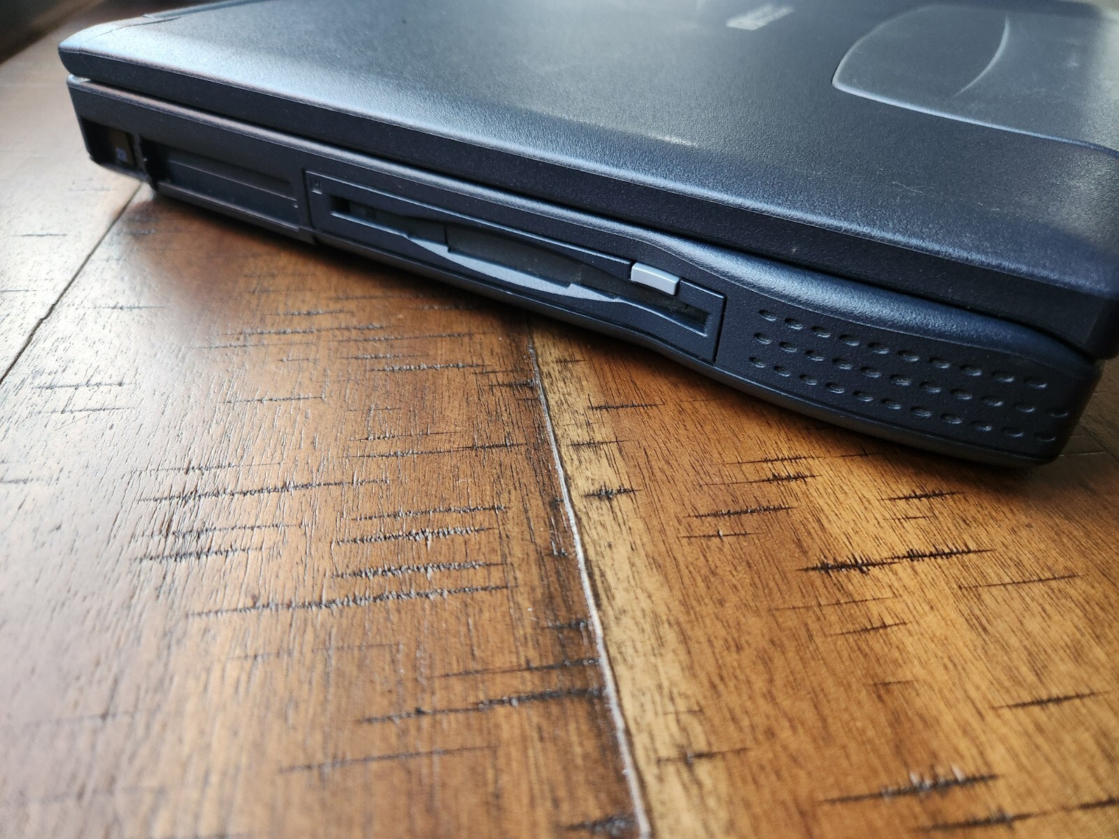 HP Pavilion N3410 12.1” (AMD-K6®-2 @ 551MHz ,256MB RAM , 6.04GB HDD) Win XP Pro