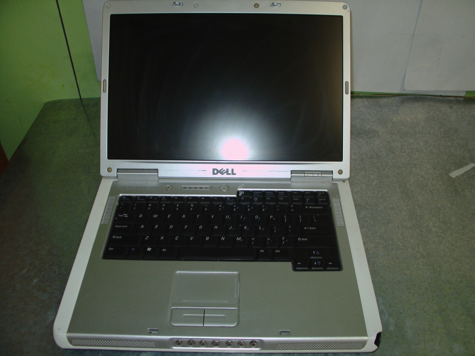 Dell Inspiron 6400 1.66 GHZ Core Duo 2GB Ram/HDD/PS – small line in screen