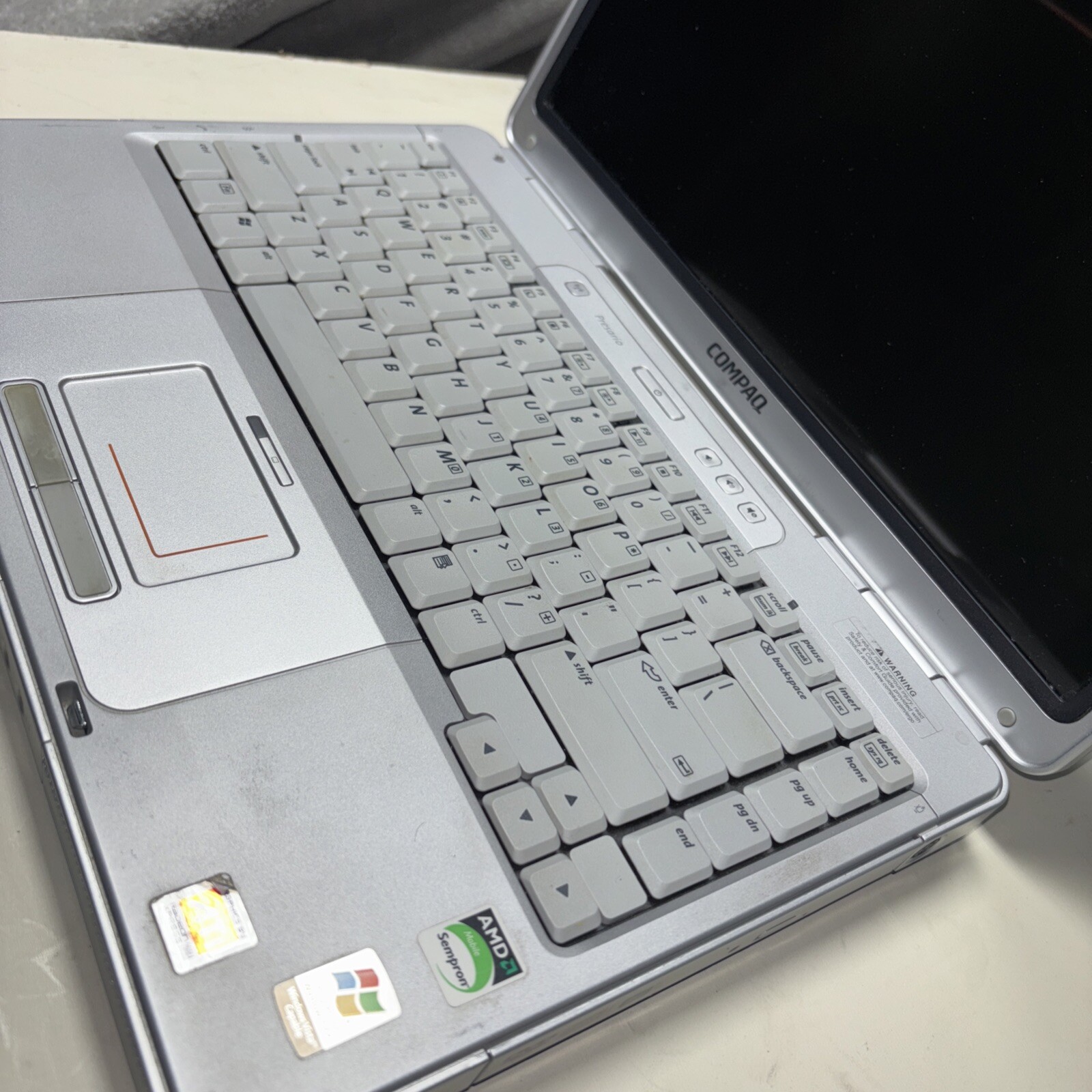 VTG Compaq Presario V2000 Laptop Intel Pentium M Tested Windows Xl. No Charger