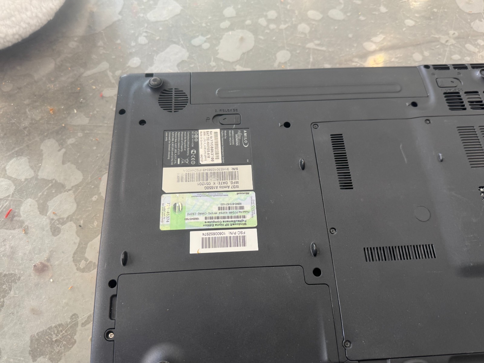Fujitsu Siemens Amilo A1650G Model: M52174 Vintage Laptop + Power Supply