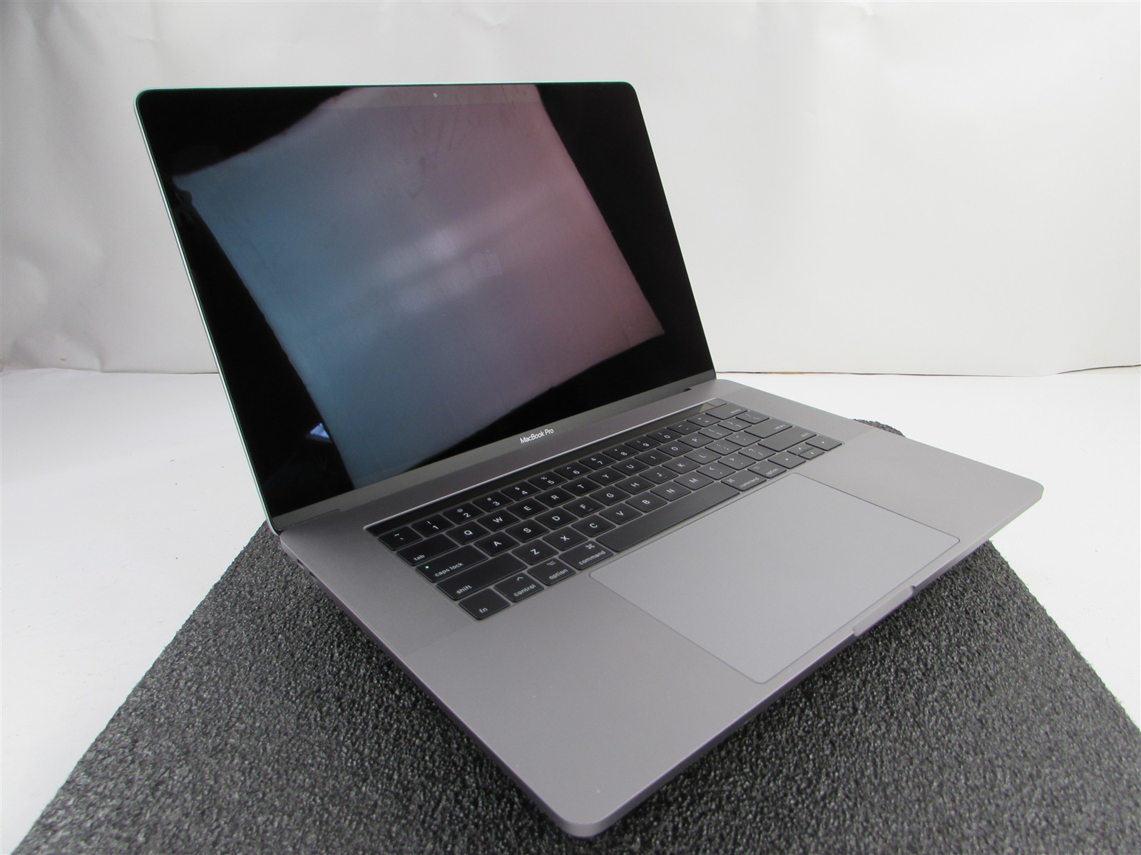APPLE MACBOOK PRO A1707 2880X1800 I7-7700HQ 256GB SSD 16GB RAM AMD GPU NO O.S